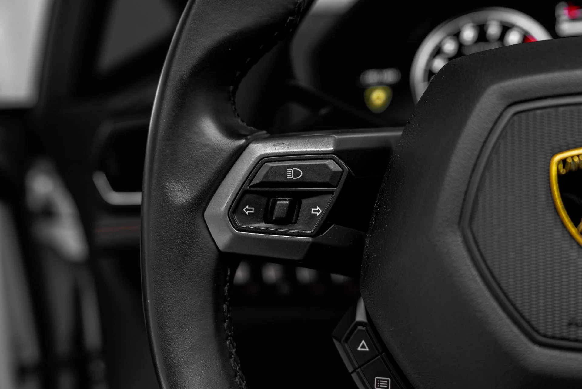 mph050_1378708802_Used_2017_Lamborghini_Huracan_LP_580_2_Spyder_1787204875_8a7d67f196