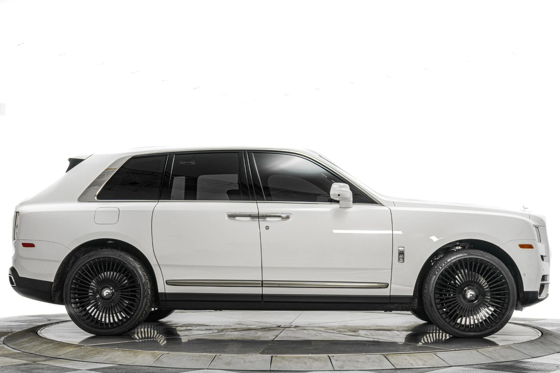 mph050_1480342919_Used_2020_Rolls_Royce_Cullinan_Polished_22_Wheels_Rear_Theatre_Configuration_Rolls_Royce_Bespoke_Audio_1771596522_438f8b9a36