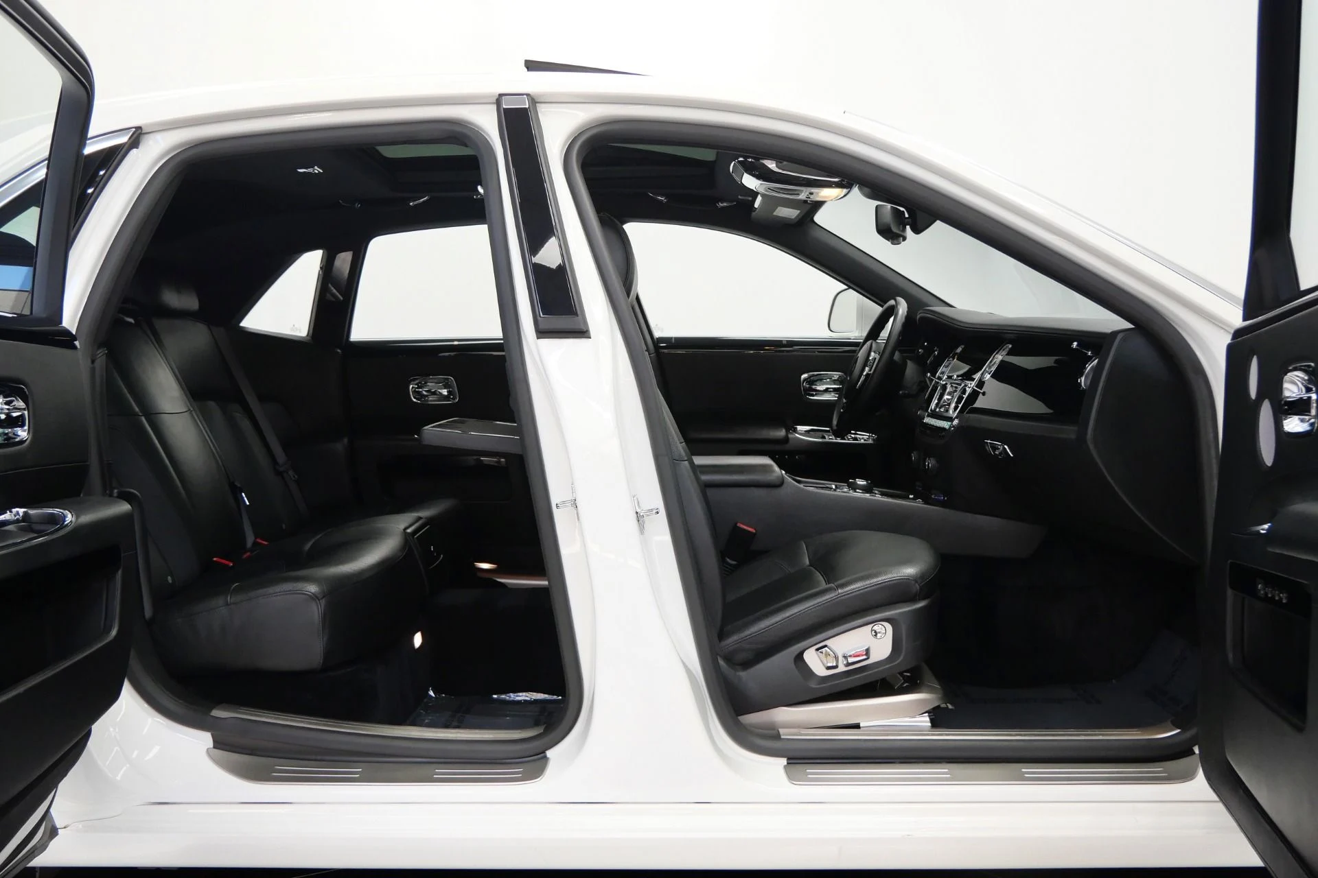 mph050_1525719616_Used_2014_Rolls_Royce_Ghost_V12_Power_Drivers_Assistance_1_Heated_and_Ventilated_Front_Seats_1779224671_e6b9989bd5
