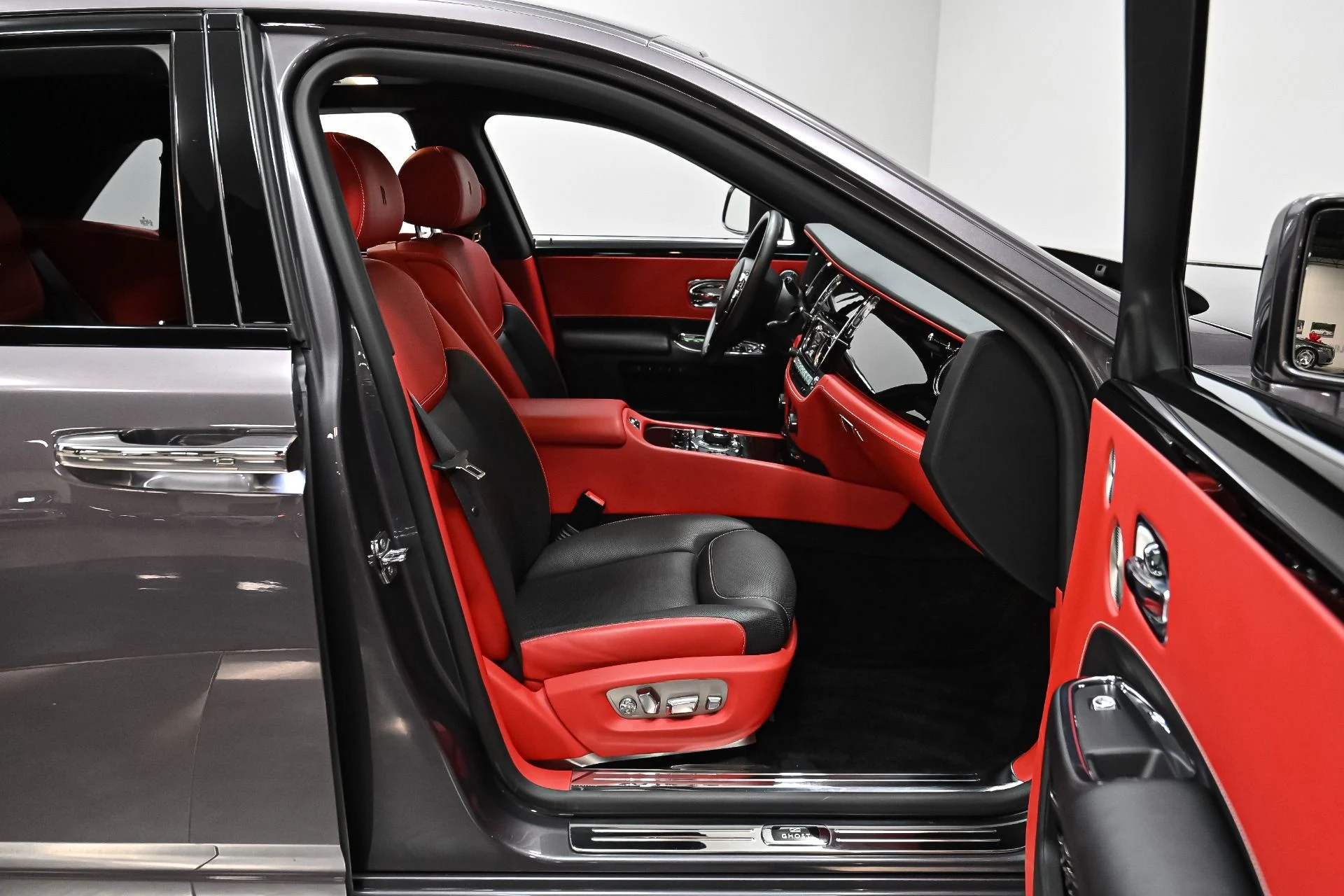 mph050_154537390_Used_2017_Rolls_Royce_Ghost_Base_1792796263_97213b5371