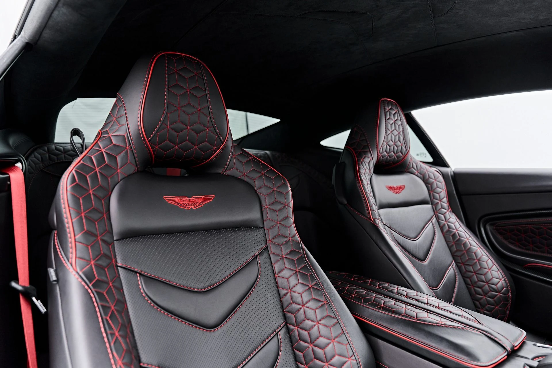 mph050_1557765076_Used_2019_Aston_Martin_DBS_Superleggera_1791337497_61a72229c3
