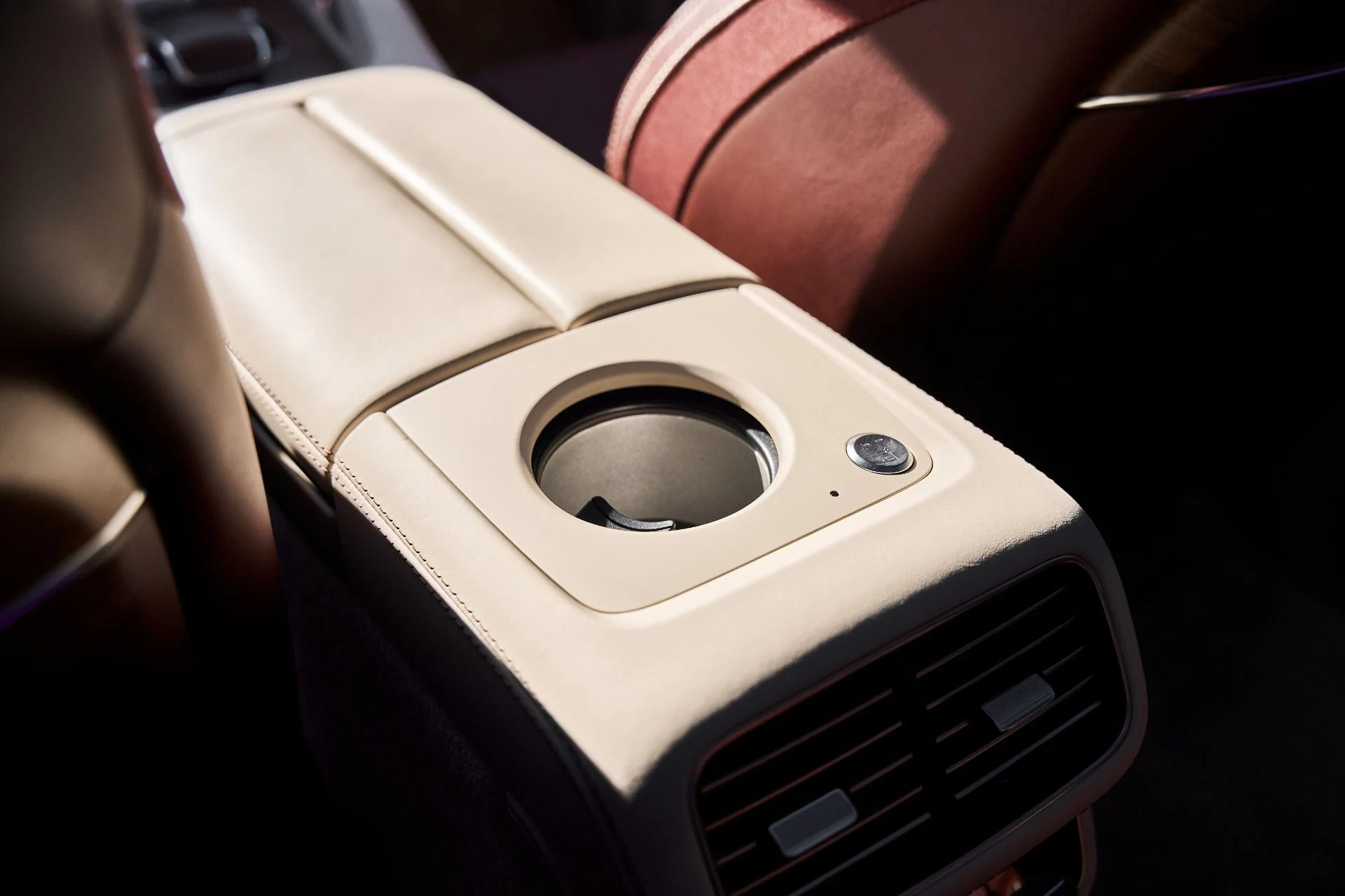 mph050_1564354178_Used_2024_Mercedes_Benz_GLS_Maybach_GLS_600_1776125685_53c6e1972b