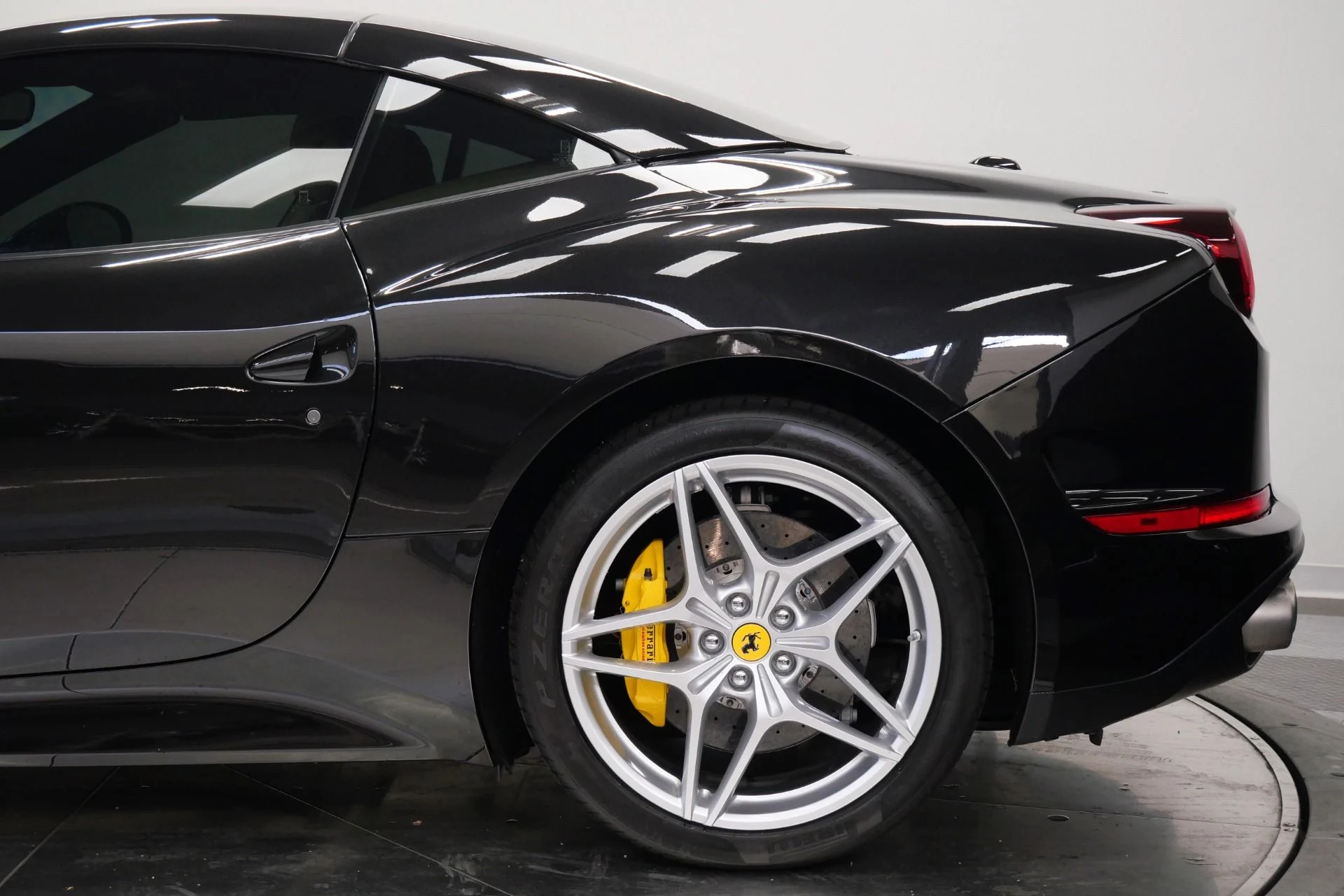 mph050_1666883104_Used_2015_Ferrari_California_T_Diamond_Quilted_Seats_Carbon_Fiber_Driving_Zone_1780071099_f291debd79