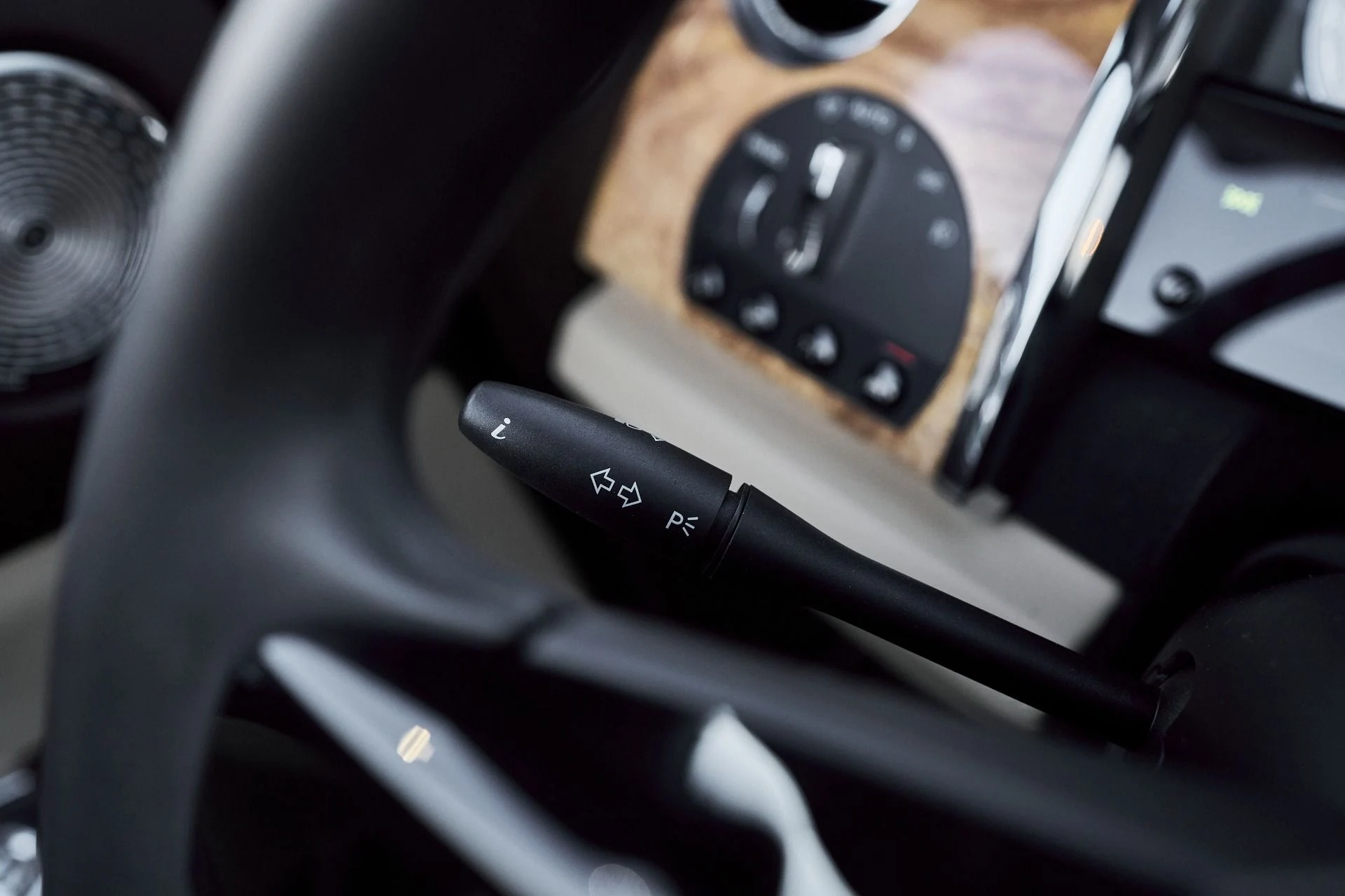 mph050_1710662073_Used_2017_Rolls_Royce_Dawn_Base_1764730538_3ee8eeffcf