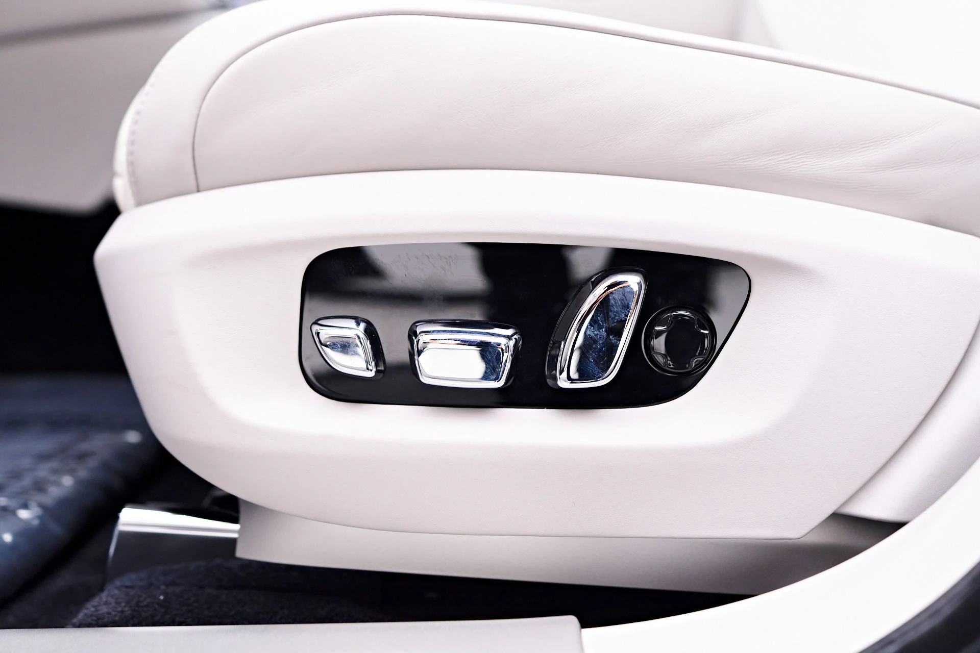 mph050_1716466279_Used_2024_Rolls_Royce_Ghost_Base_1752169894_d8a44c5435