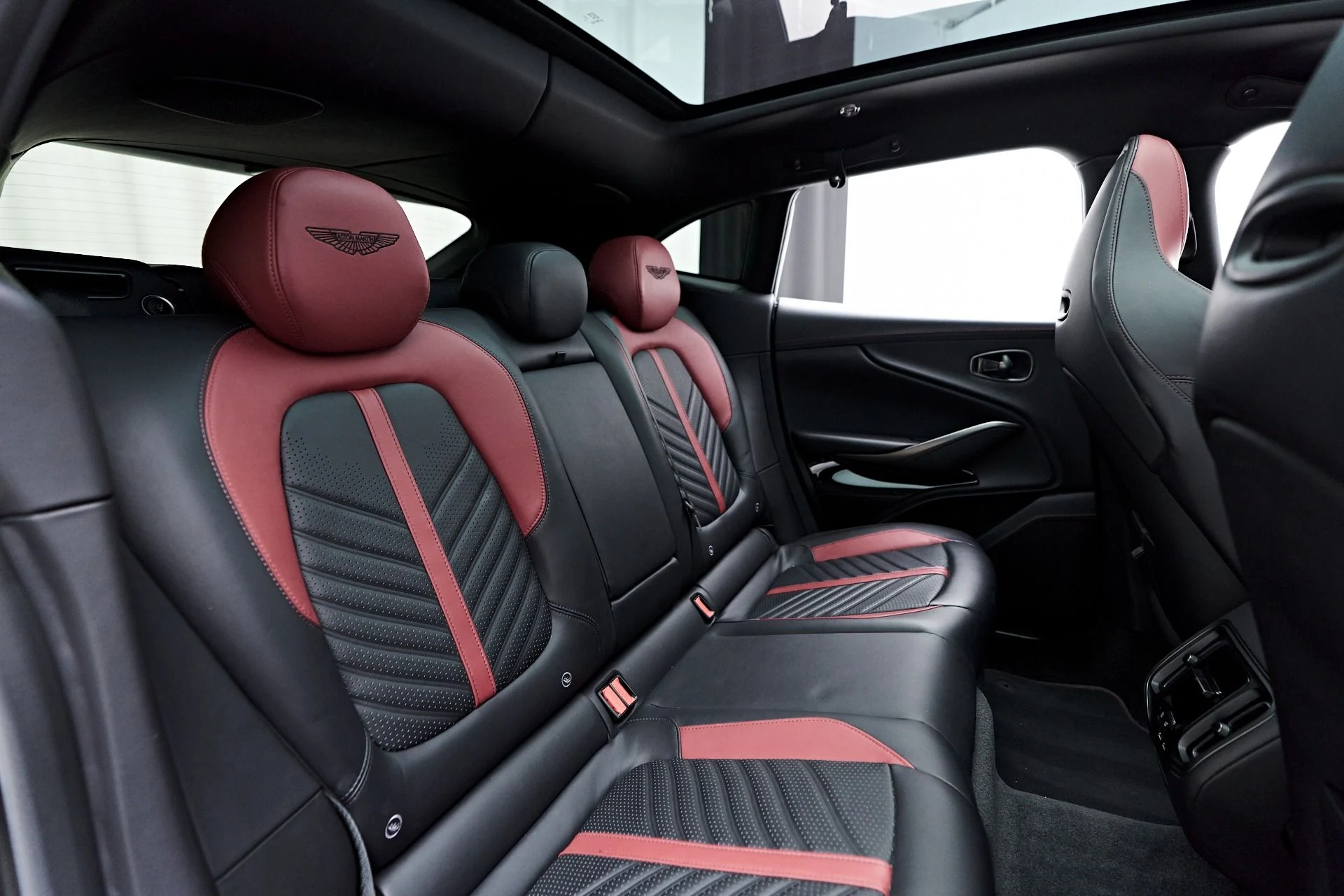 mph050_1786806910_Used_2023_Aston_Martin_DBX_707_1754786768_eb627d5cbb