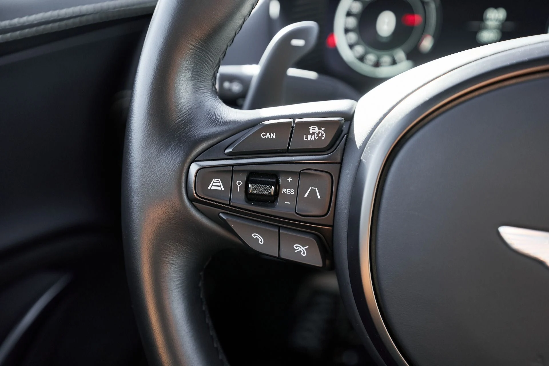 mph050_1876172749_Used_2023_Aston_Martin_DBX_707_1759982393_c40e6312ea
