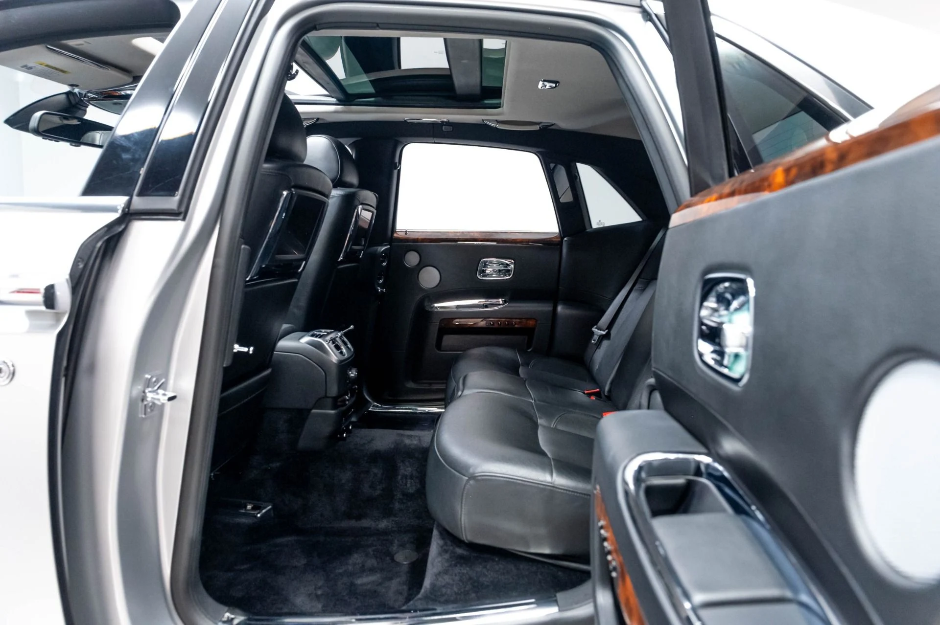 mph050_1882436811_Used_2012_Rolls_Royce_Ghost_1778014944_7f83411845