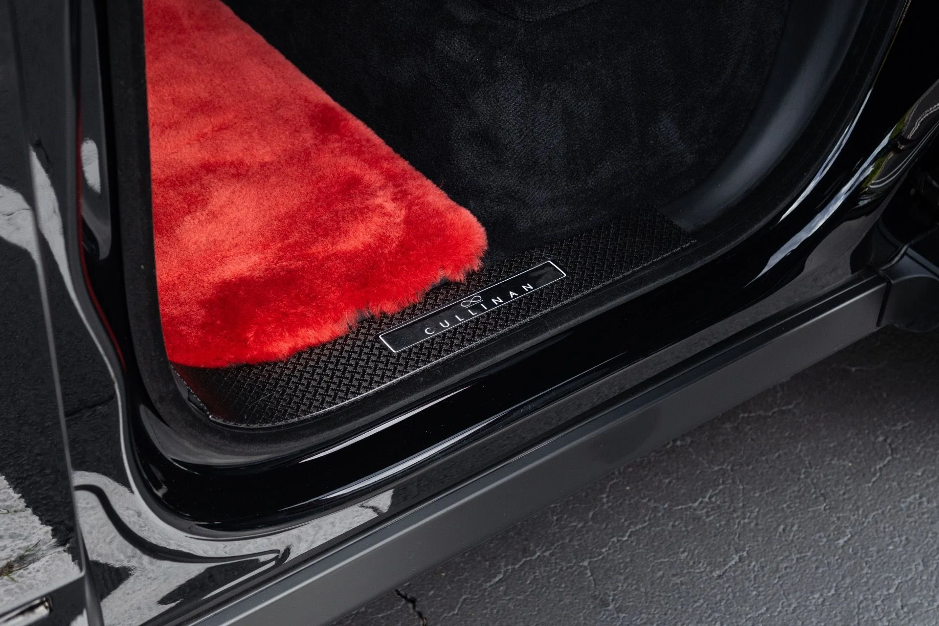 mph050_1894200920_Used_2022_Rolls_Royce_Black_Badge_Cullinan_1776130970_5924feddce