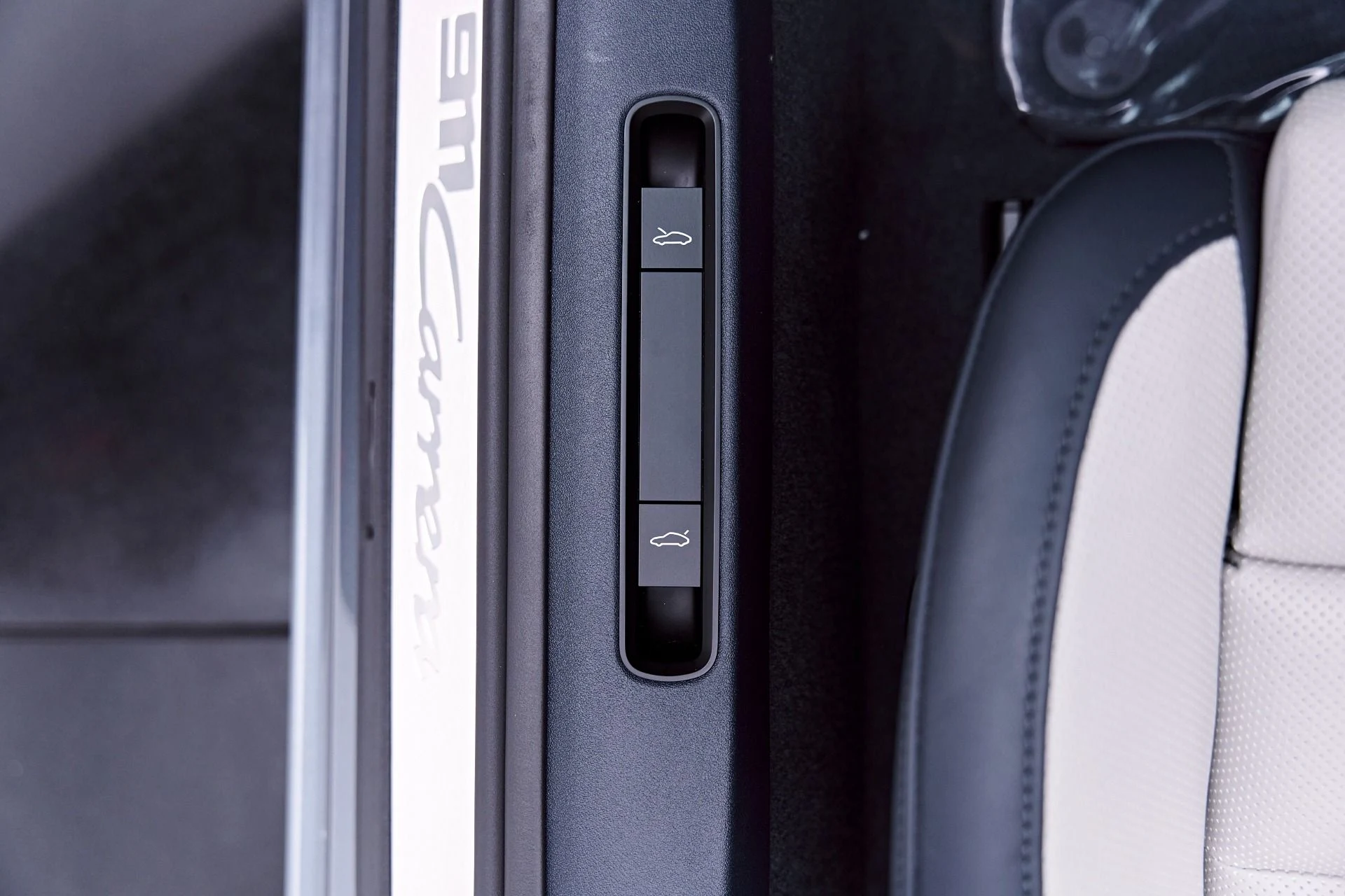 mph050_1926353864_Used_2025_Porsche_911_Carrera_1777504809_ee428b11cc