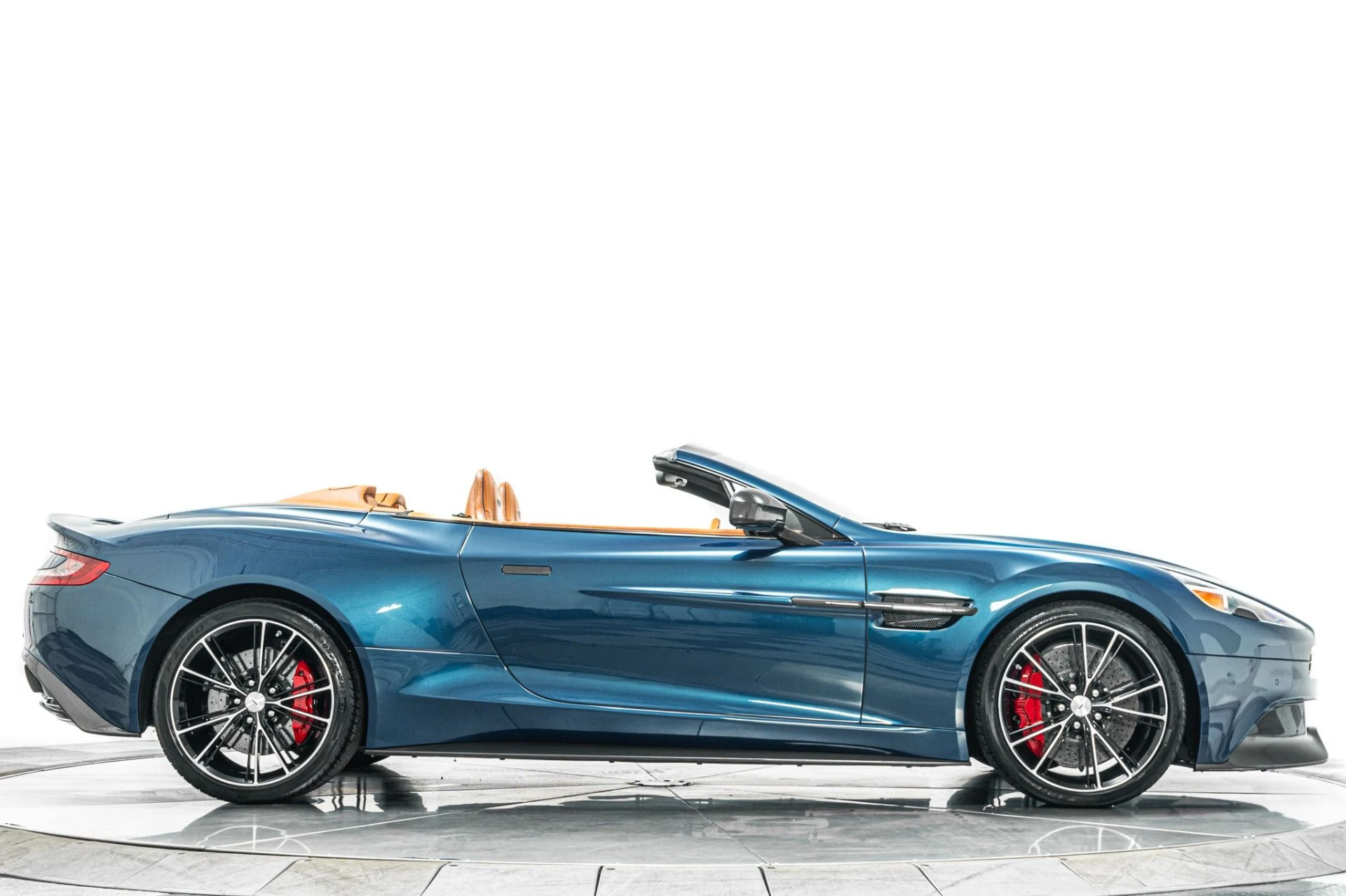 mph050_1927591076_Used_2016_Aston_Martin_Vanquish_Volante_Low_Miles_Amazing_Color_Combination_1785262307_0127e1dc96