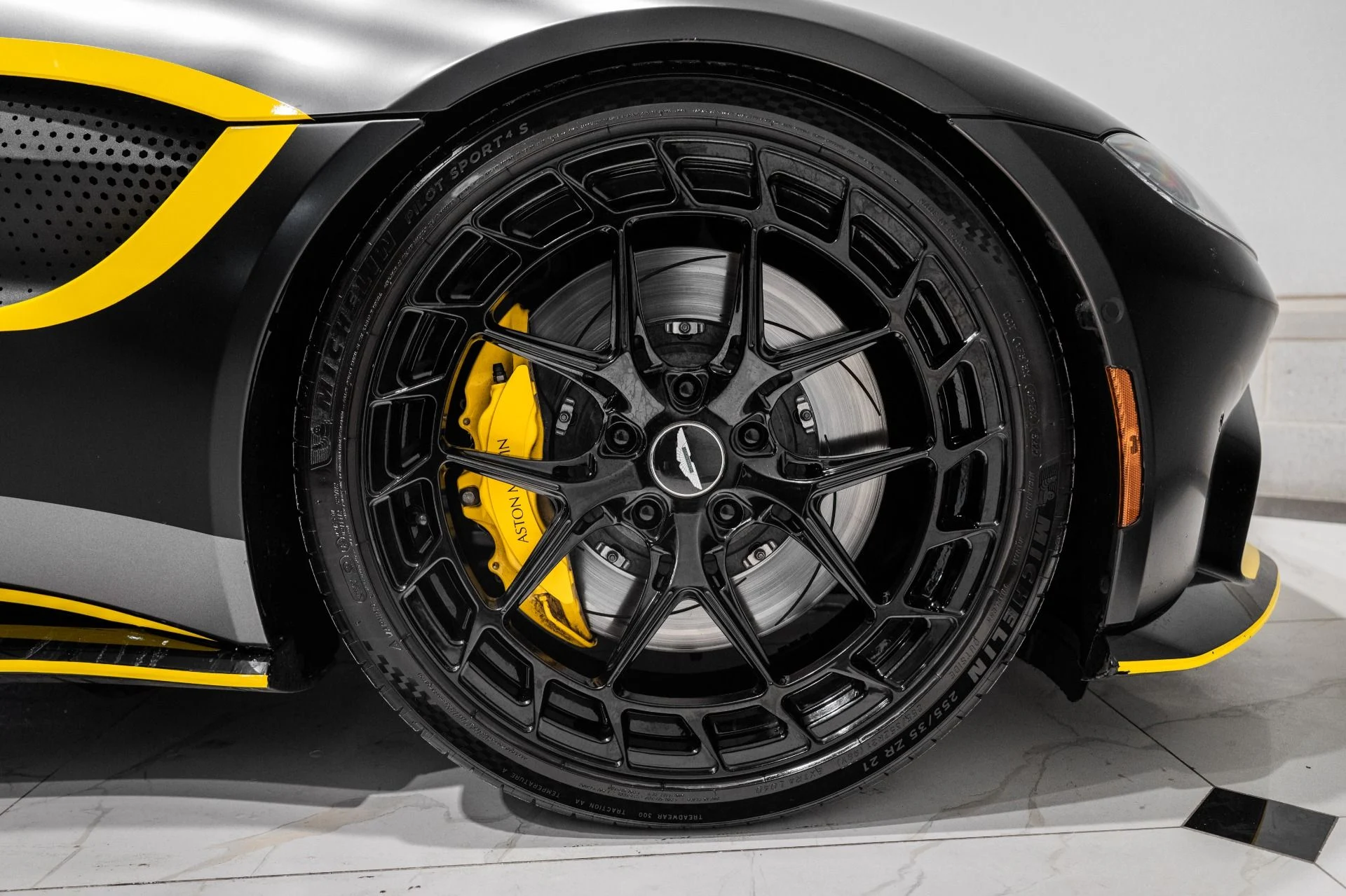 mph050_2037248628_Used_2019_Aston_Martin_Vantage_1765989078_1067e3ccb0