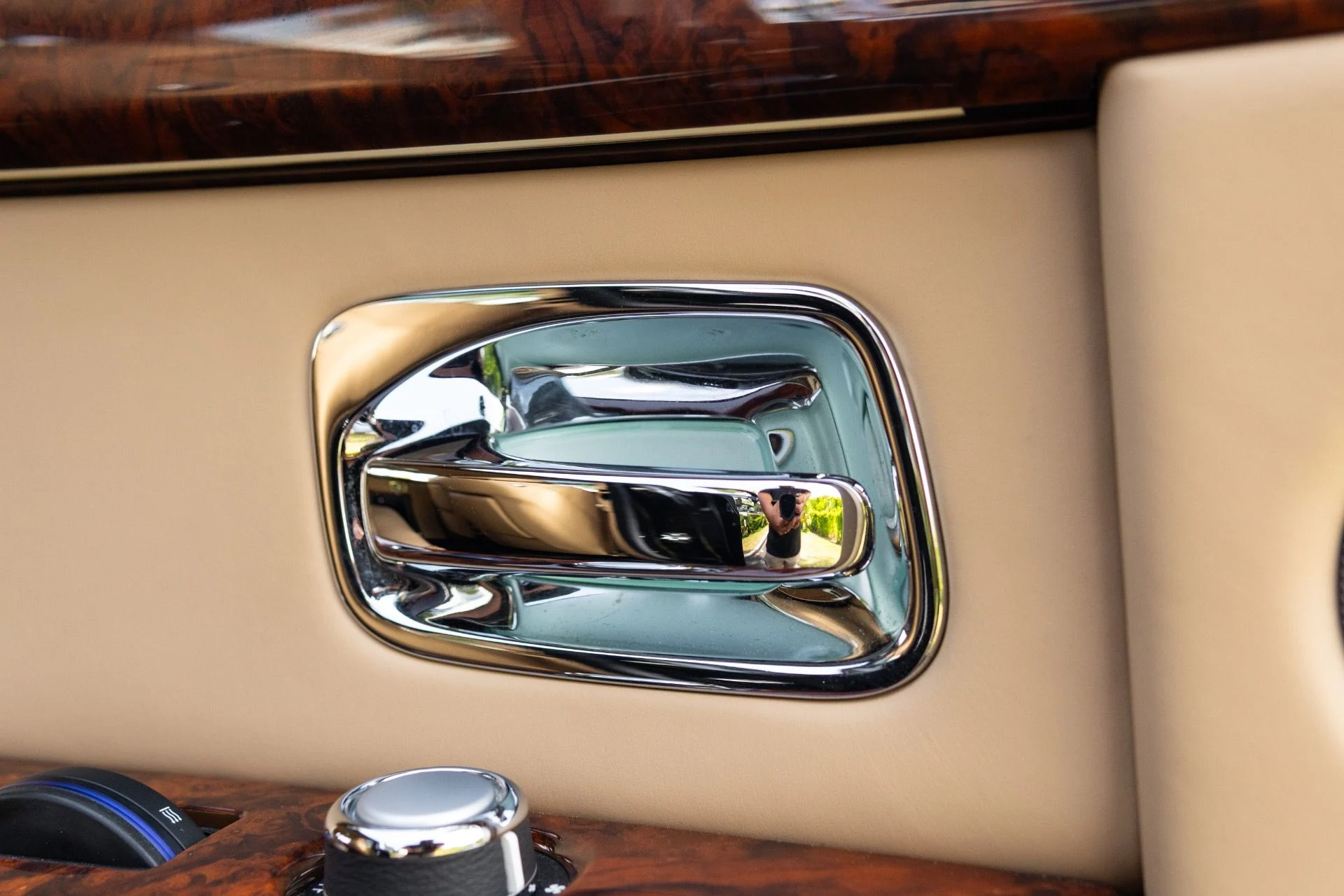 mph050_2066938916_Used_2015_Rolls_Royce_Phantom_1779983365_b4bcda946b