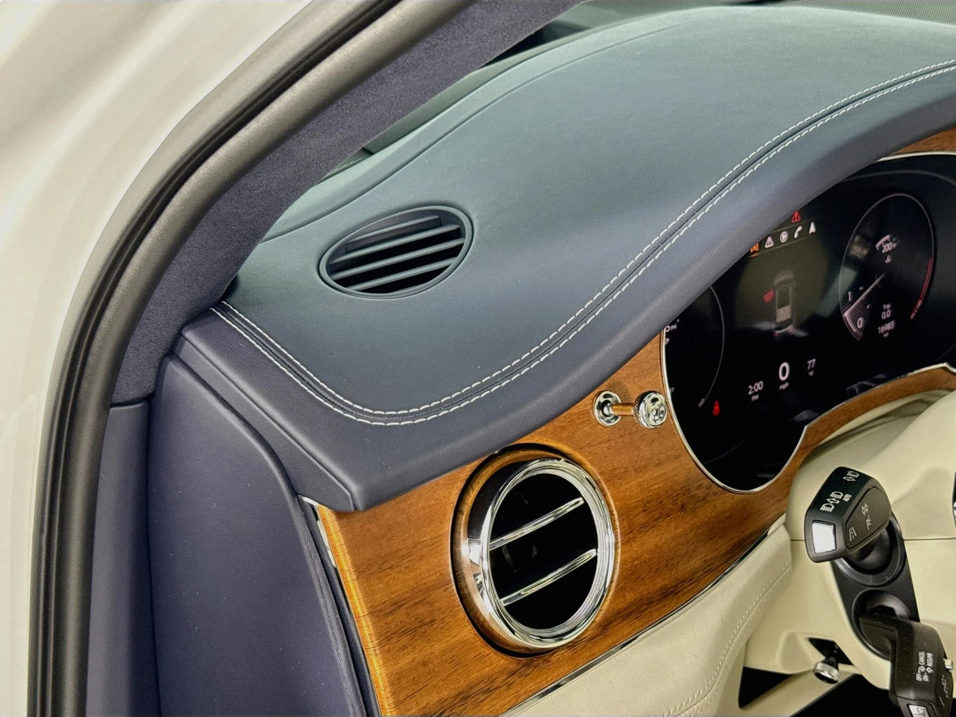 mph050_2099130121_Used_2023_Bentley_Bentayga_Azure_1793142068_733fe67115