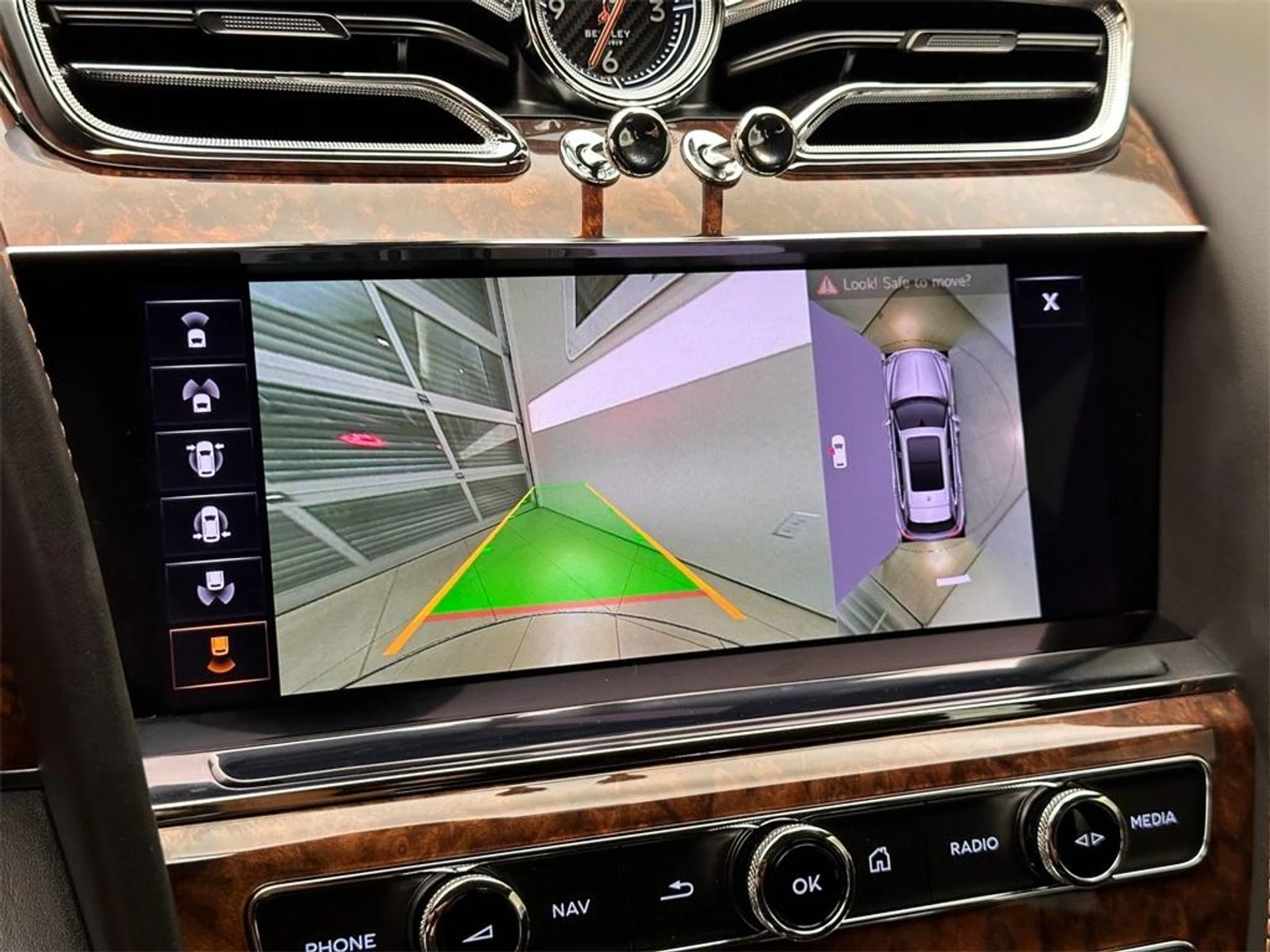 mph050_2115372052_Used_2021_Bentley_Bentayga_V8_1715724630_7425fbfb11