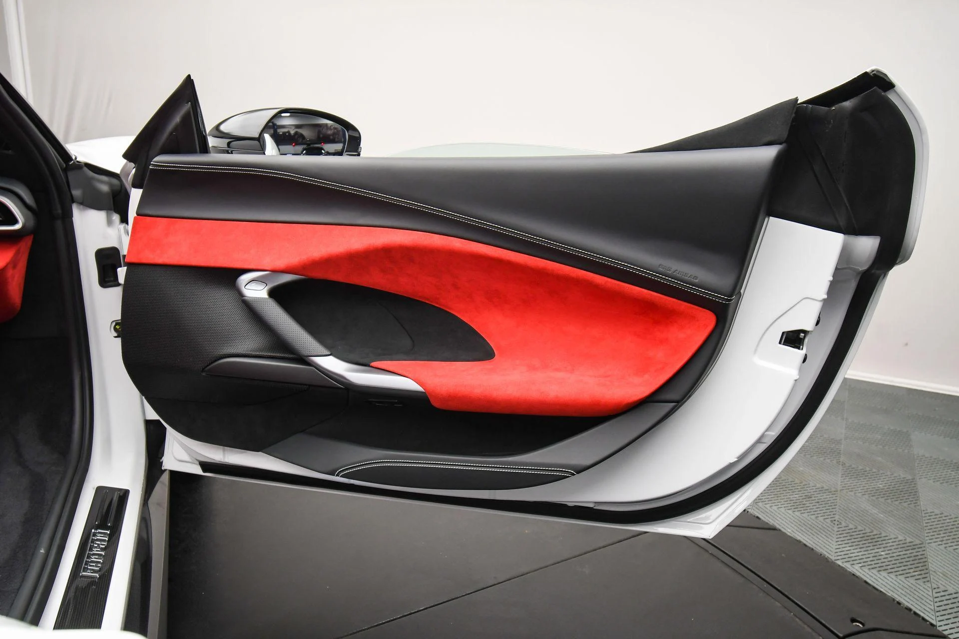 mph050_2139432167_Used_2025_Ferrari_296_GTS_CONV_1757451393_8def320949
