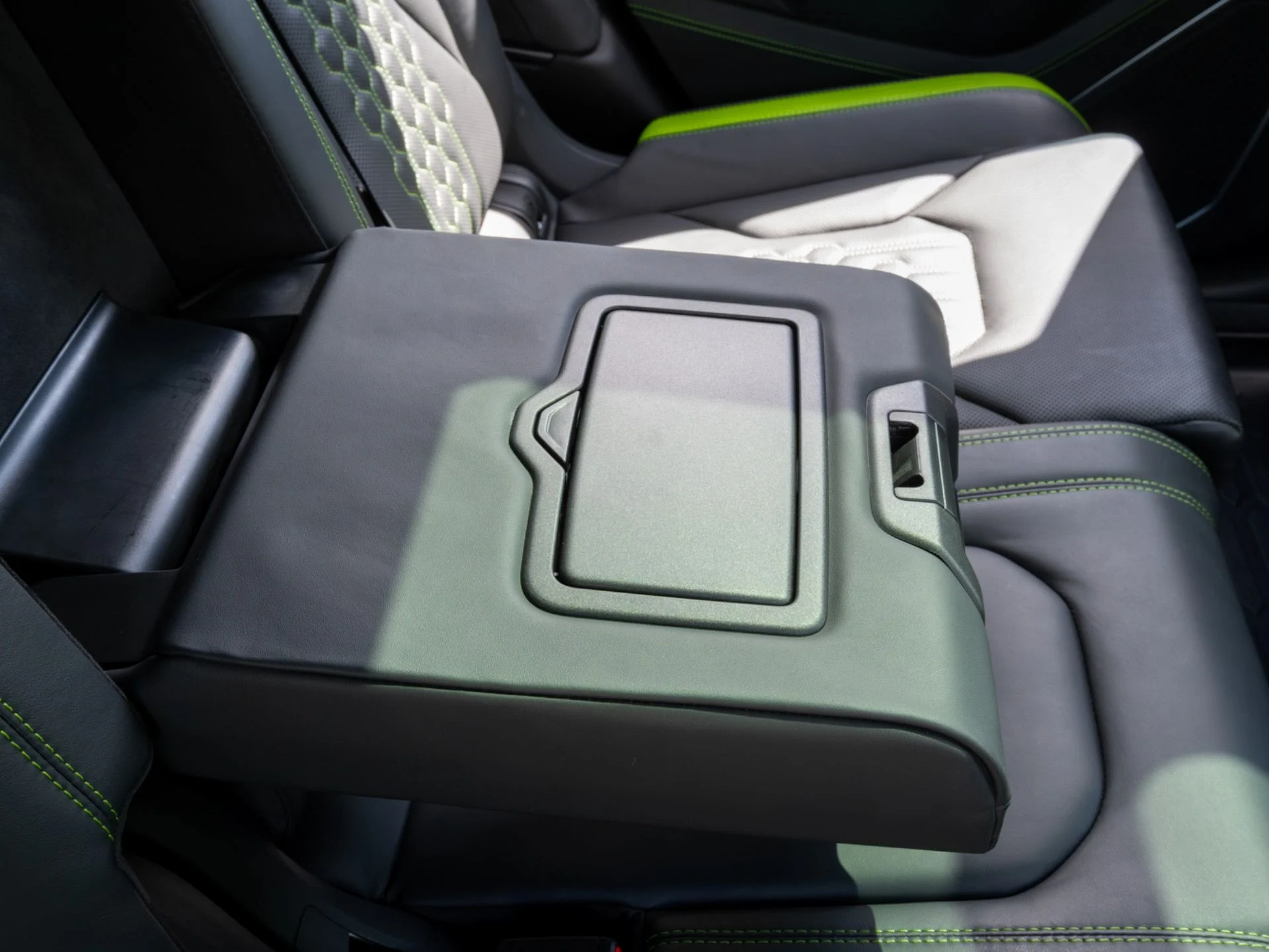 mph050_2184063358_Used_2024_Lamborghini_Urus_S_1775489538_881e189142