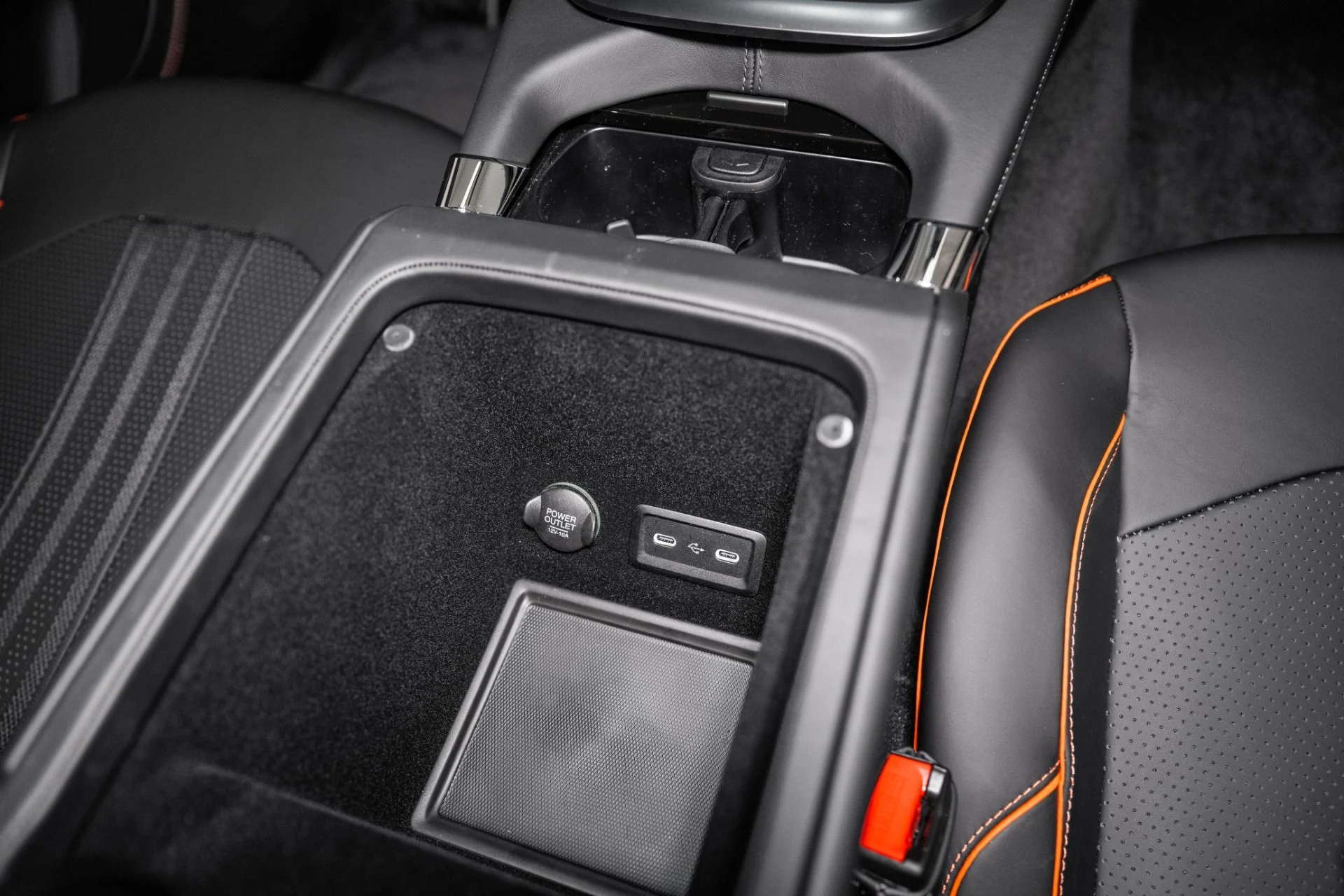 mph050_229820295_Used_2025_Aston_Martin_DBX_707_1748959342_d350eaad95