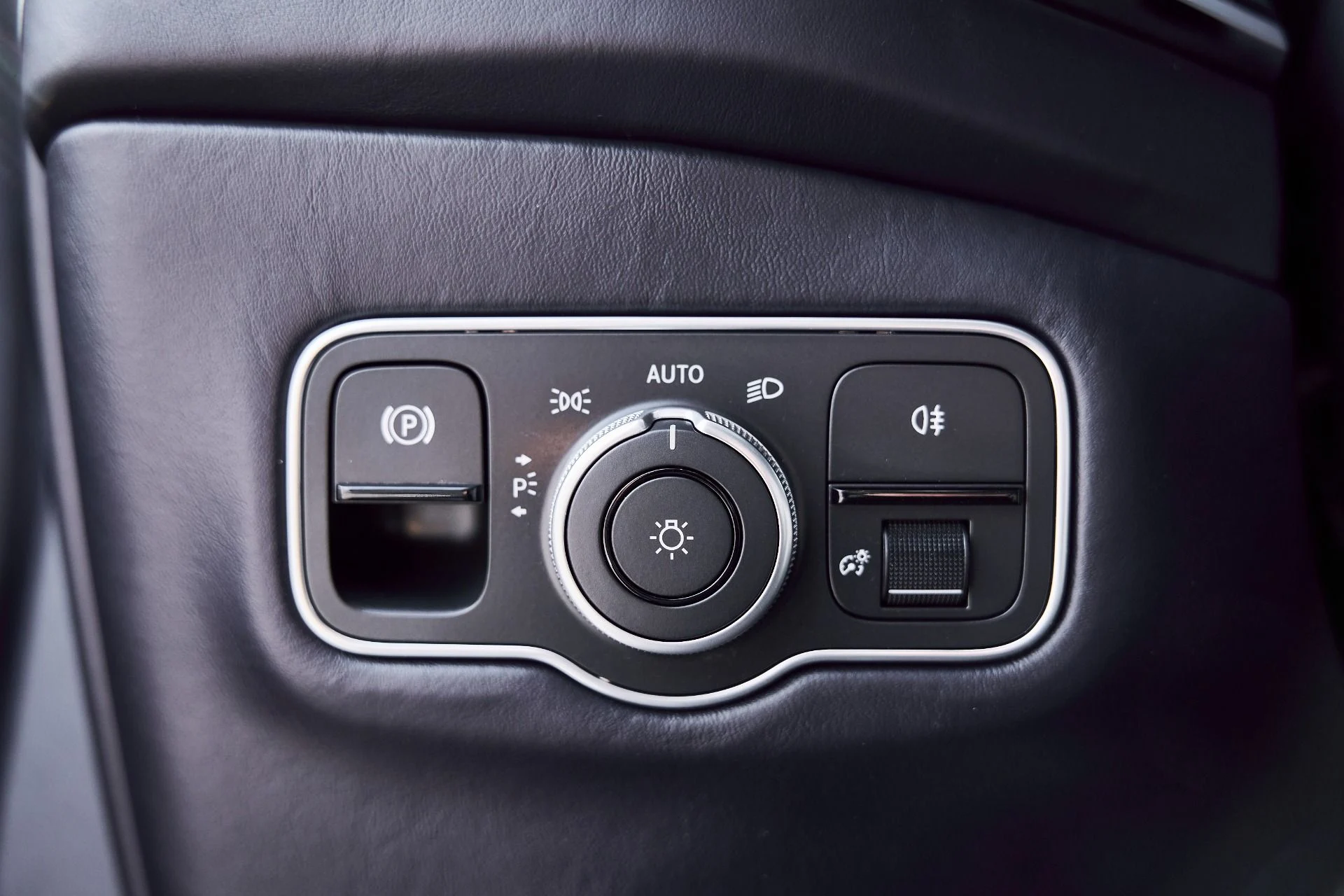 mph050_2314370751_Used_2025_Aston_Martin_DBX_707_1771642295_b342f40dad