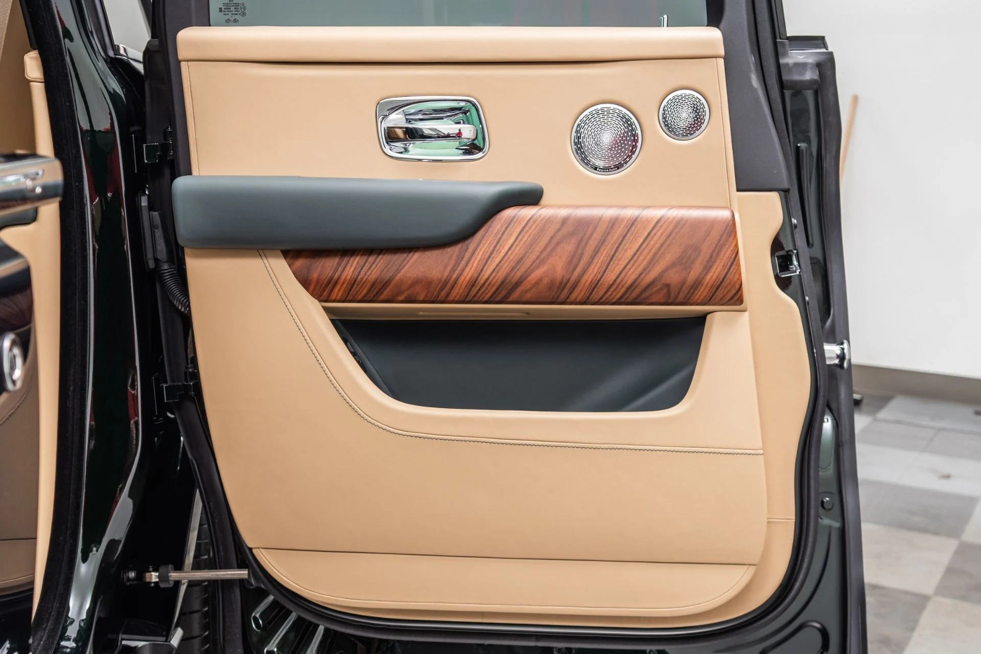 mph050_2350162318_Used_2025_Rolls_Royce_Cullinan_1773778505_bd961efb28