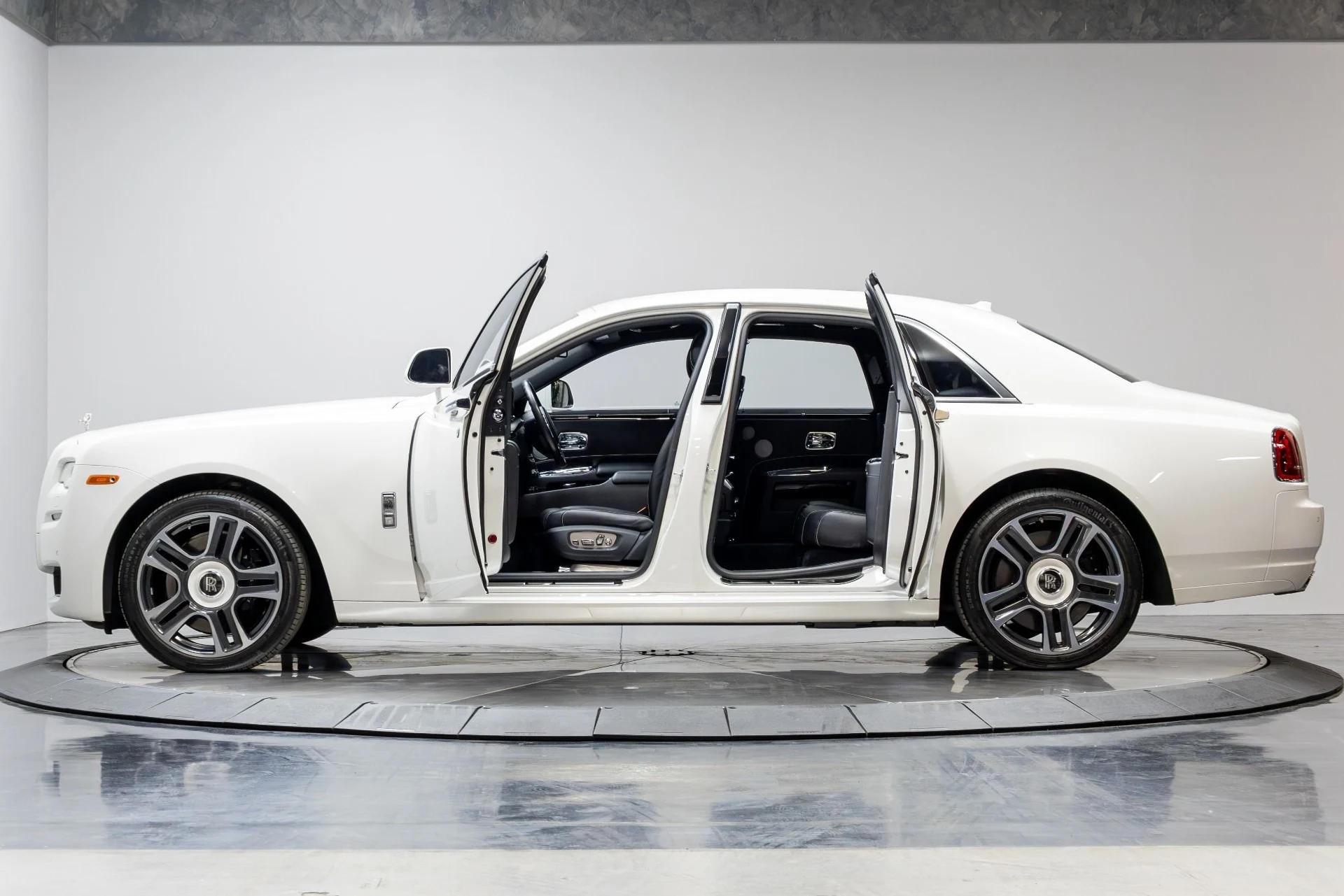 mph050_2359180304_Used_2016_Rolls_Royce_Ghost_1775019332_f40aa6caee