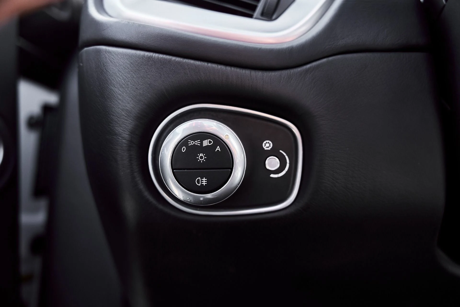 mph050_2359862578_Used_2017_Aston_Martin_Vanquish_Volante_1773797528_2f98bb650c