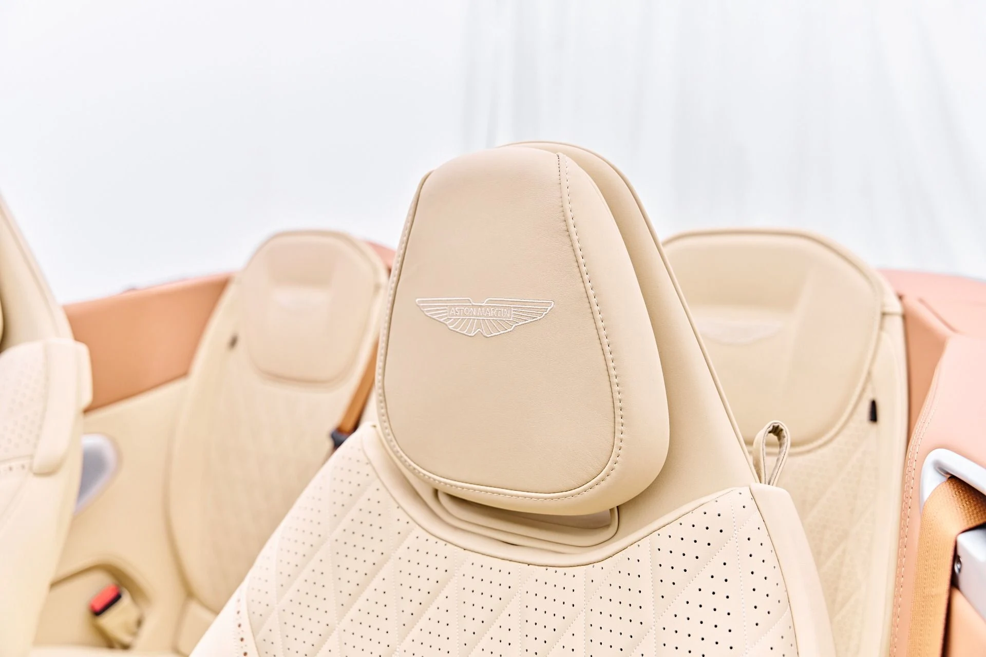 mph050_2385468695_Used_2025_Aston_Martin_DB_12_Volante_1791997282_b1511304be