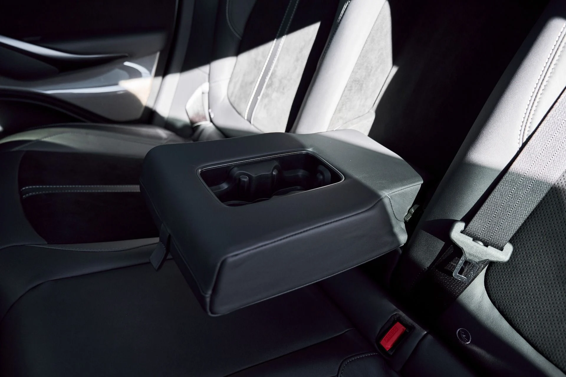 mph050_2423994484_Used_2025_Aston_Martin_DBX_707_1767063228_a9e0e9d1c4