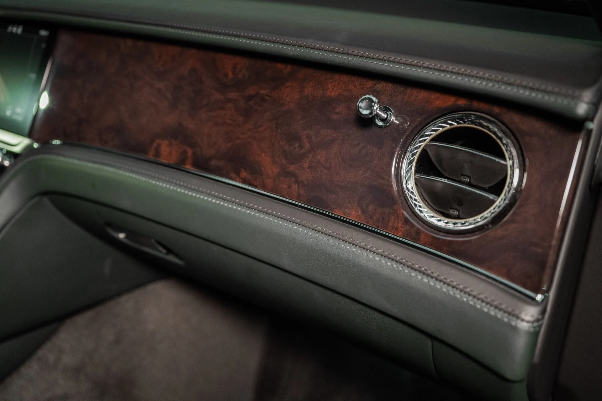 mph050_2424003395_Used_2022_Bentley_Flying_Spur_V8_1761057059_07a166f80d