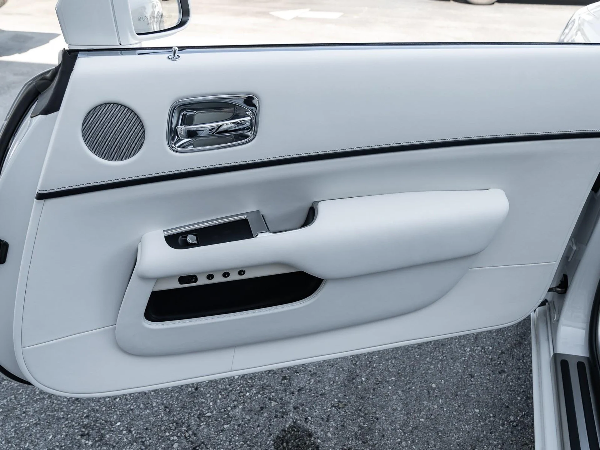 mph050_2561239458_Used_2019_Rolls_Royce_Dawn_1761832881_940637ee2b