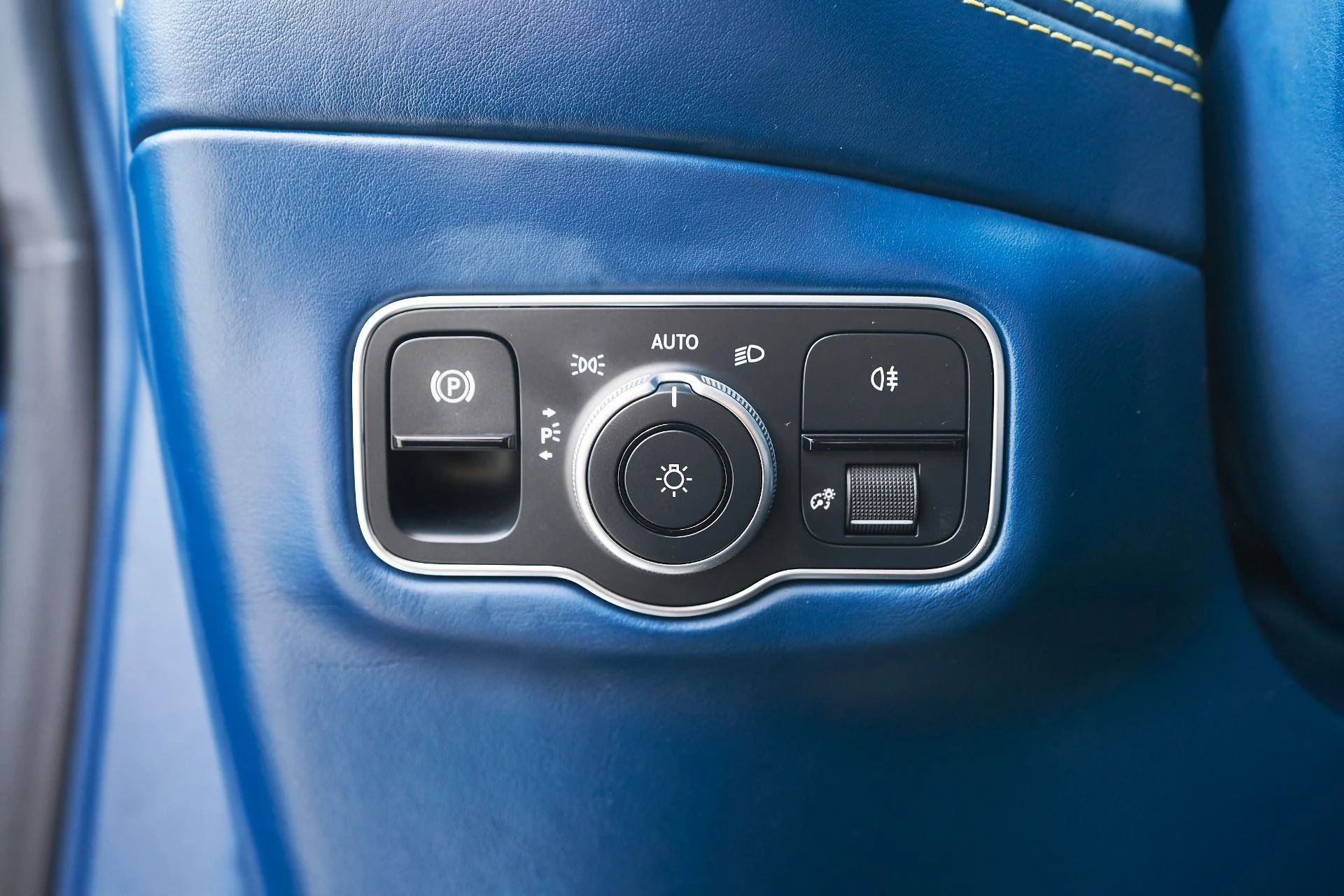 mph050_2666266772_Used_2023_Aston_Martin_DBX_707_1762900394_0292657108