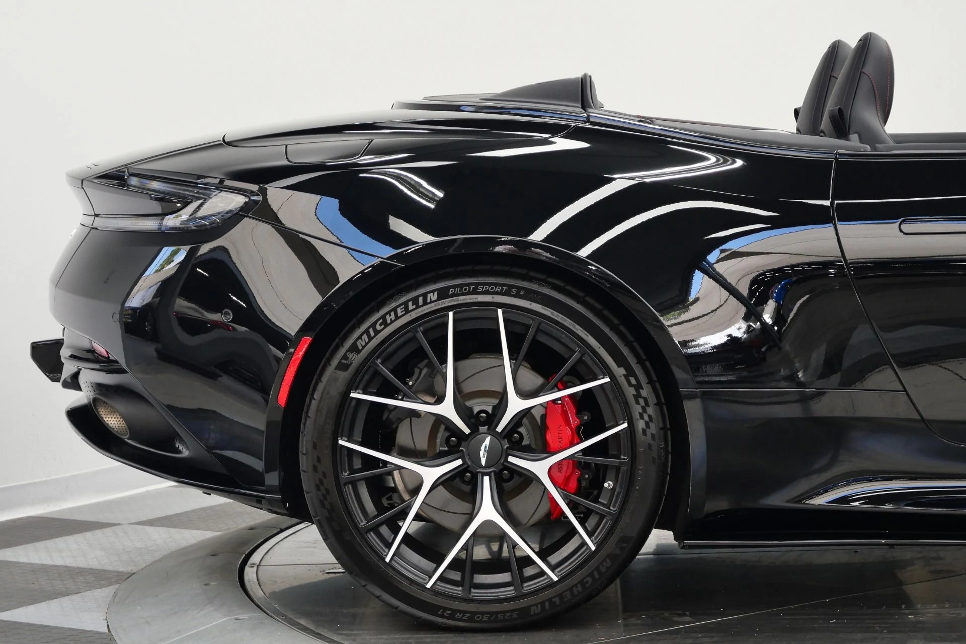 mph050_2687880328_Used_2025_Aston_Martin_DB_12_Volante_Inspire_Sport_Interior_Upper_and_Lower_Black_Packs_1778172034_12c287b4c3