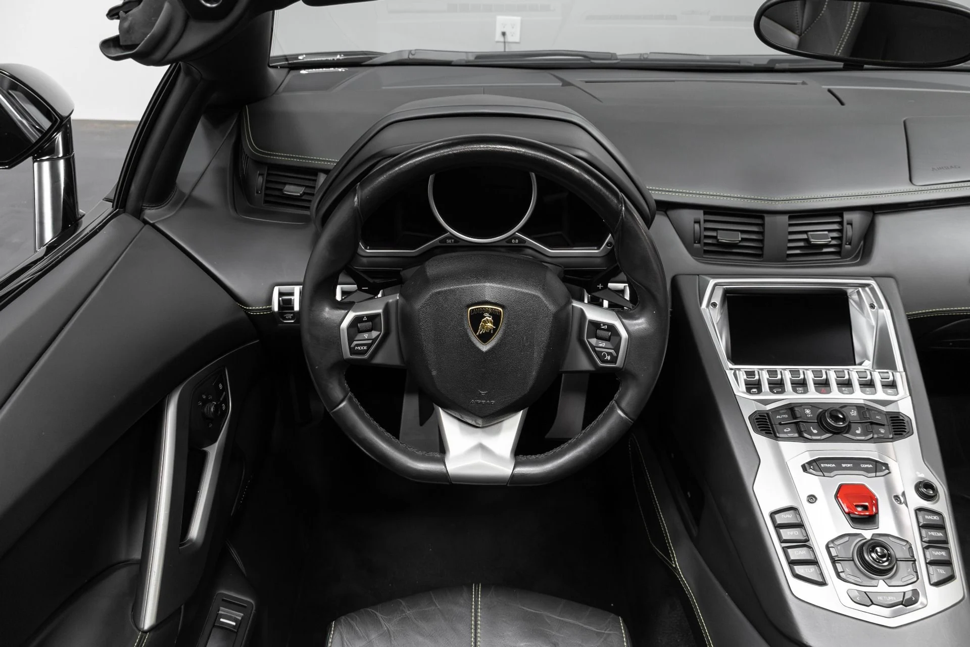 mph050_2718381058_Used_2015_Lamborghini_Aventador_LP_700_4_1770952947_659bb14295