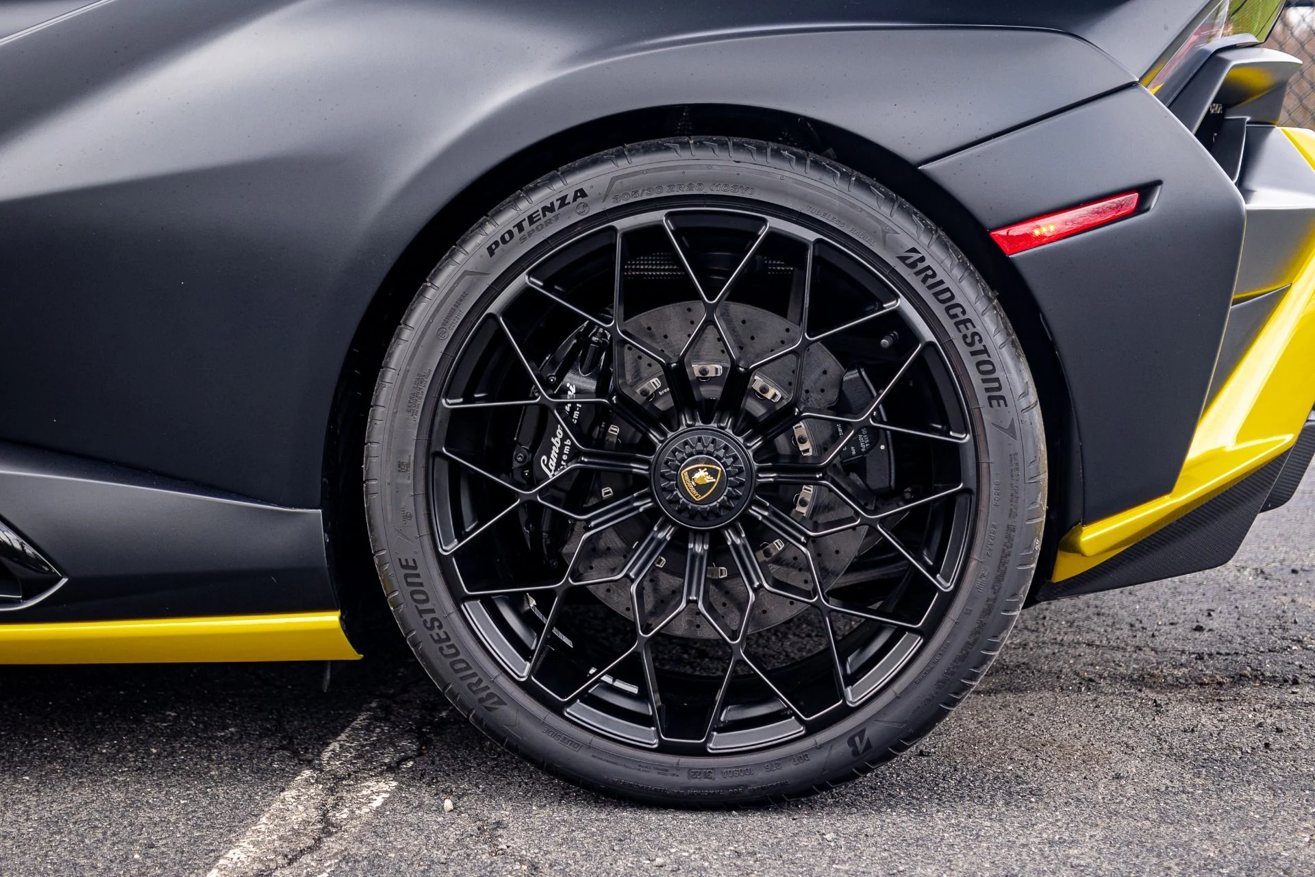 mph050_2801028059_Used_2023_Lamborghini_Huracan_STO_1724257778_1aac38d982