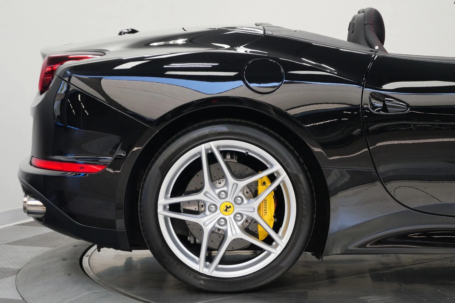 mph050_2877490546_Used_2015_Ferrari_California_T_Carbon_Fiber_Interior_Trim_Low_Miles_1778860408_451af101ae