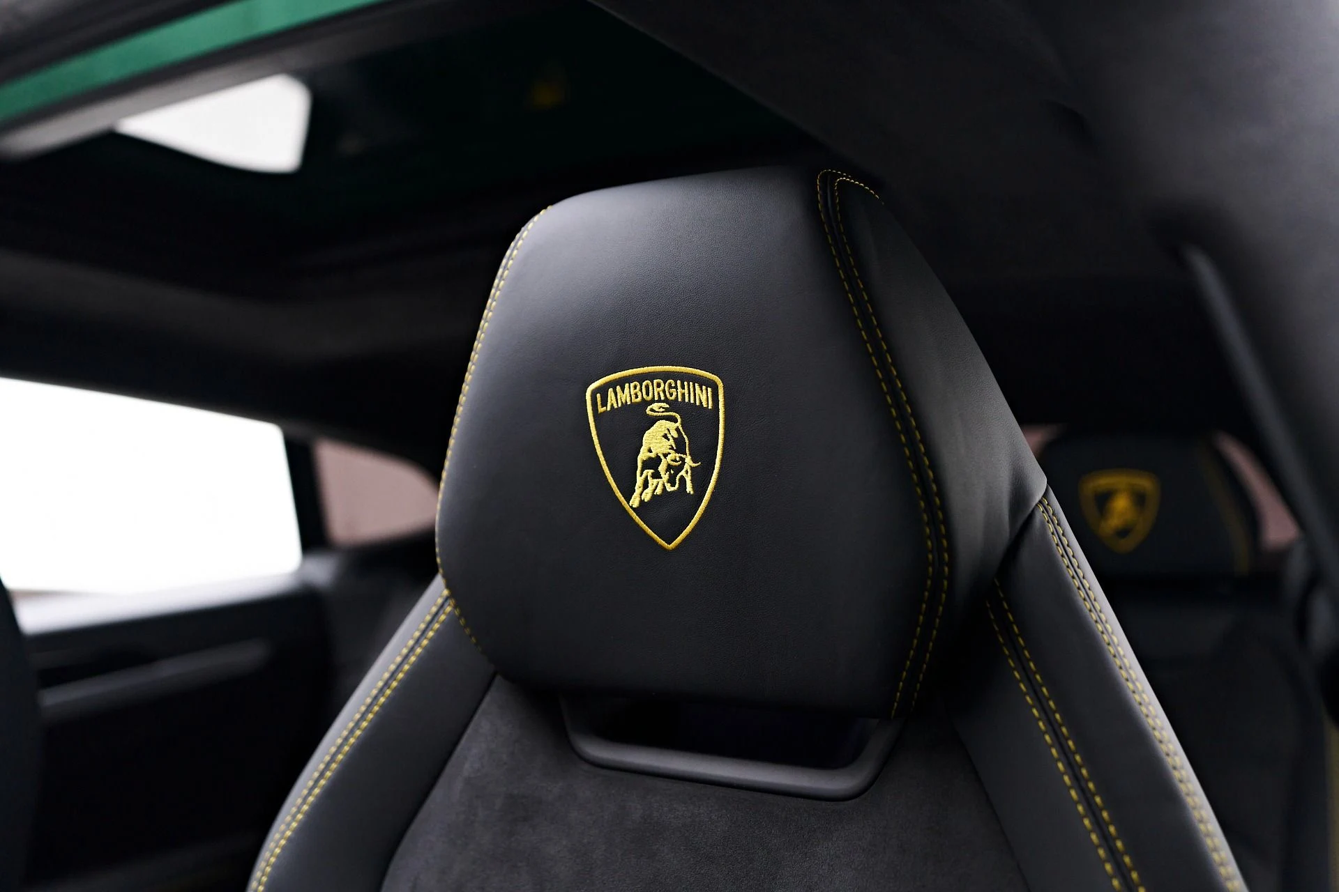 mph050_2880407396_Used_2021_Lamborghini_Urus_Base_1758751773_264d7b2780
