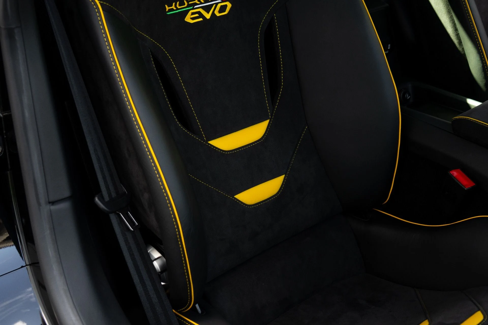 mph050_3028959222_Used_2022_Lamborghini_Huracan_EVO_1764129423_4a4442d875