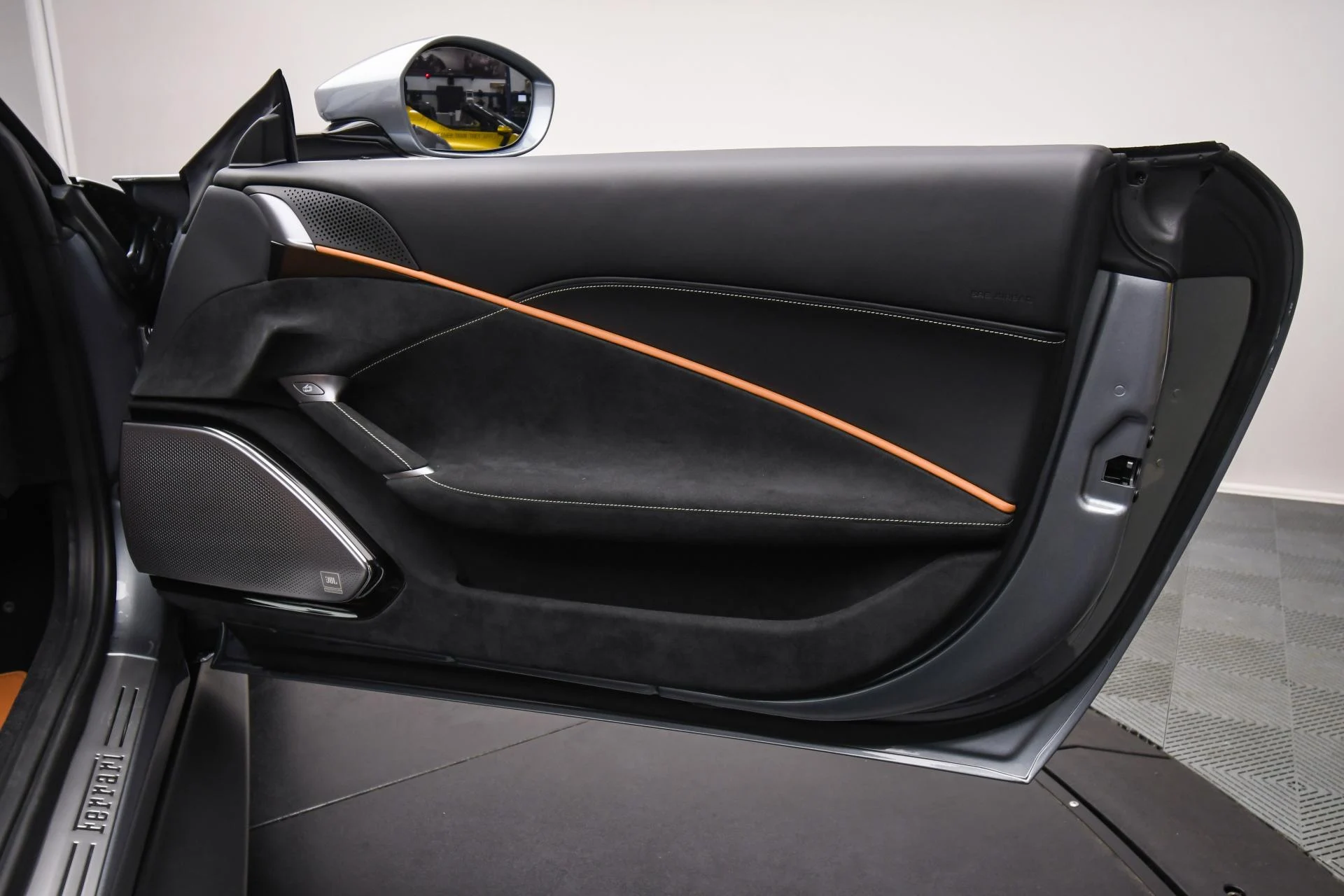 mph050_3048402966_Used_2025_Ferrari_Roma_Spider_1755677552_4a7c990484