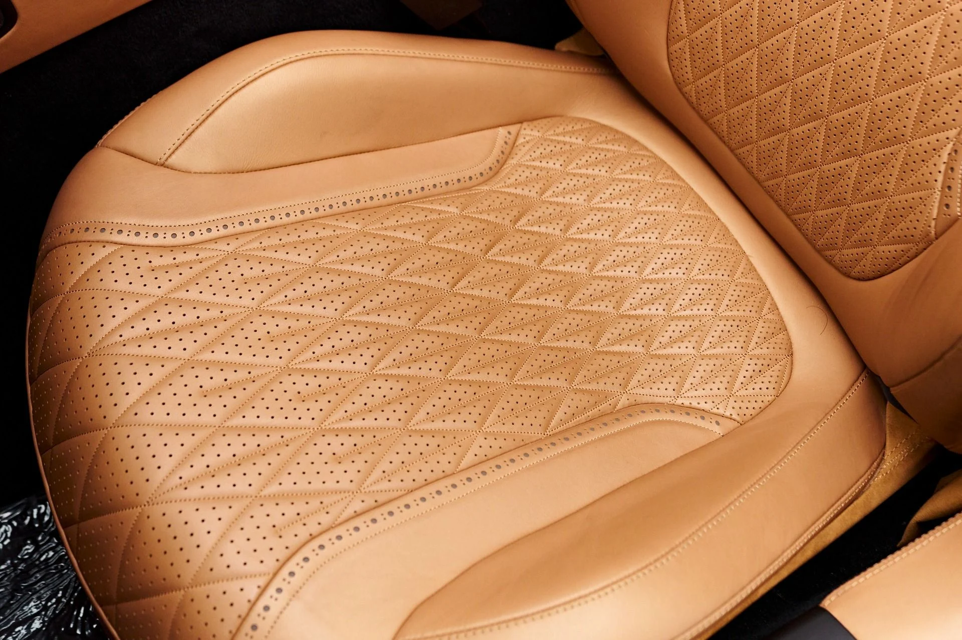 mph050_3066461604_Used_2024_Aston_Martin_DB_12_Volante_1731606794_d7a91f9124