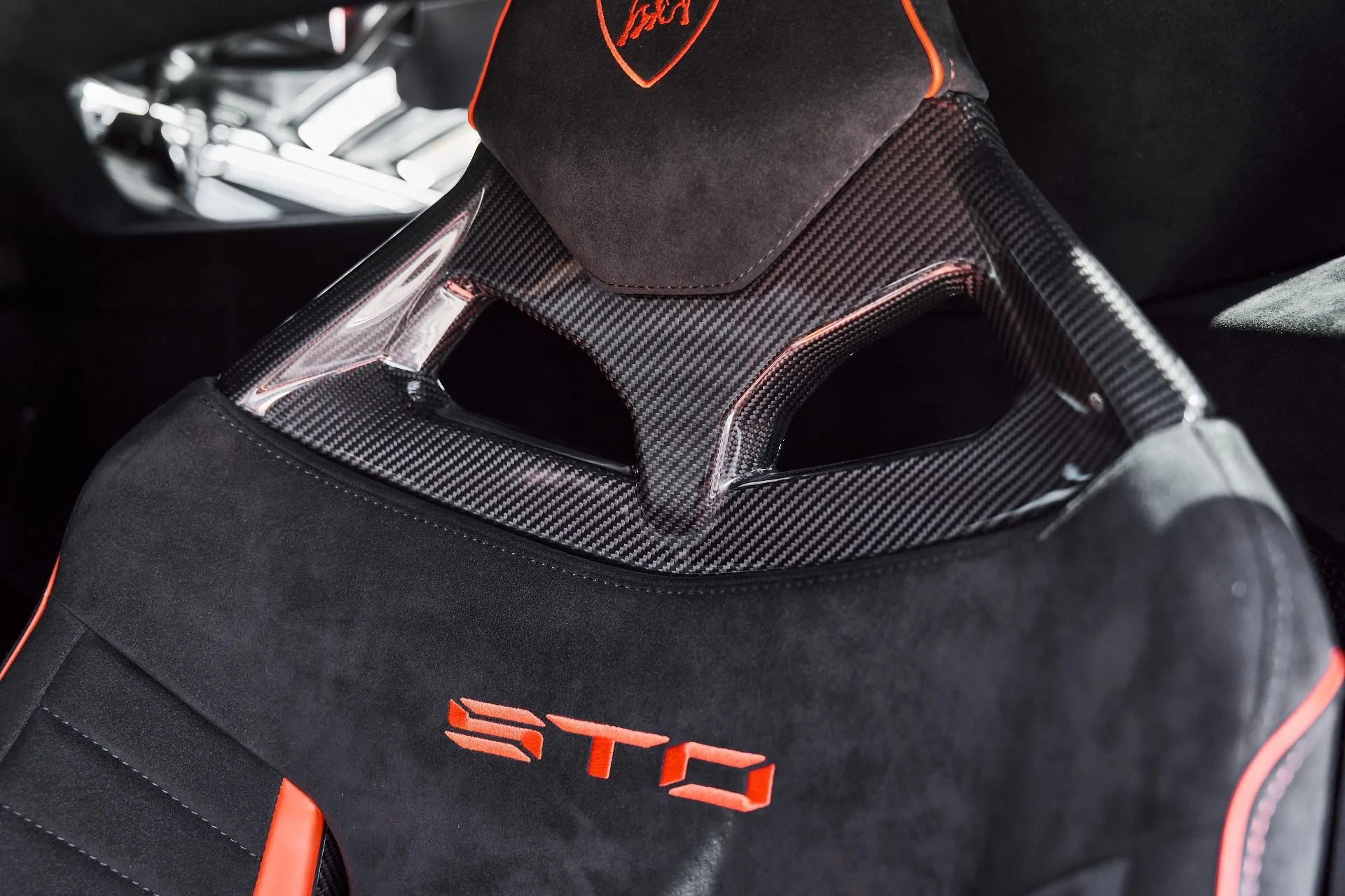 mph050_3067289408_Used_2024_Lamborghini_Huracan_STO_Base_1775782824_153e6a4fd5