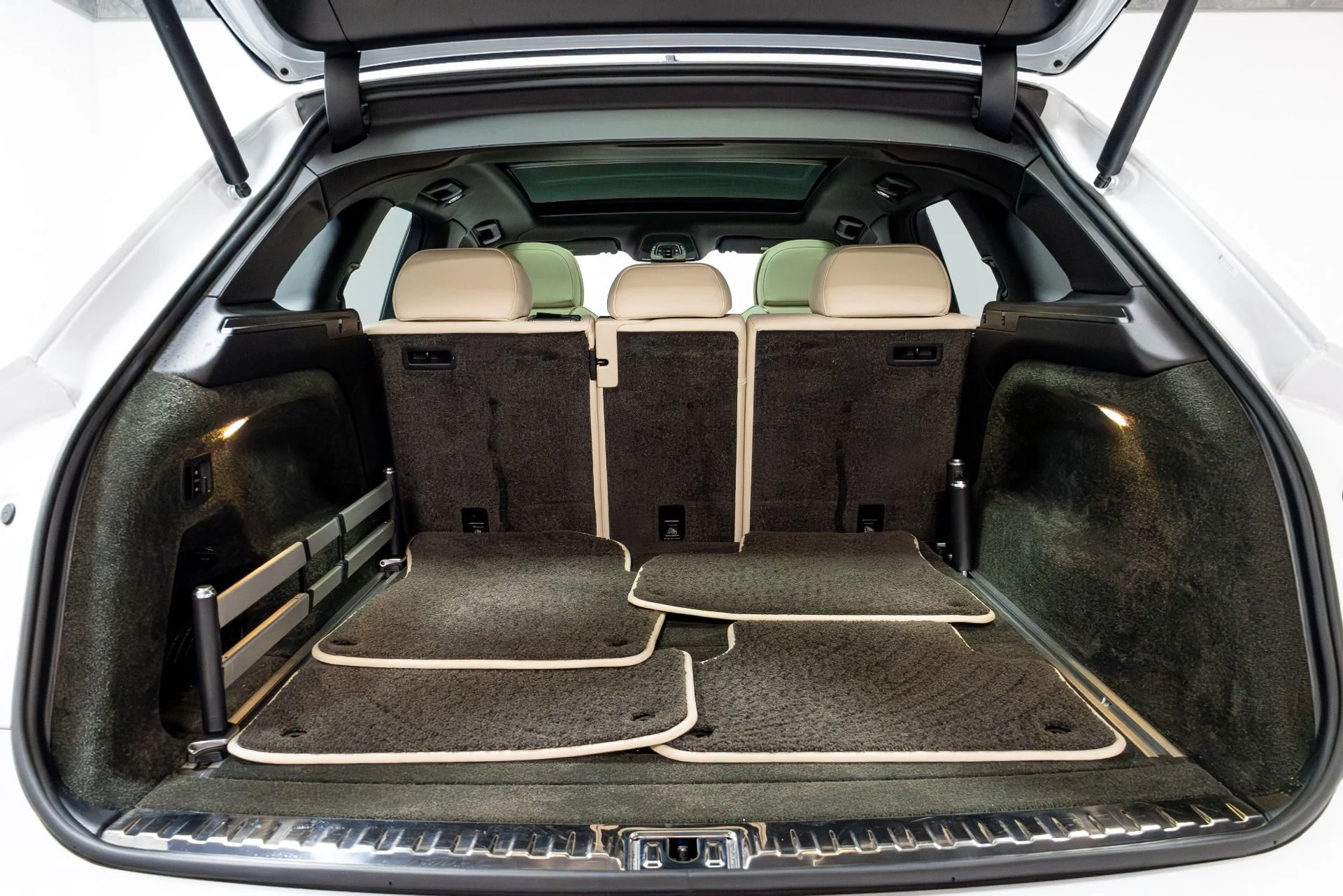 mph050_3083027698_Used_2021_Bentley_Bentayga_V8_First_Edition_1774291657_45a94e0439