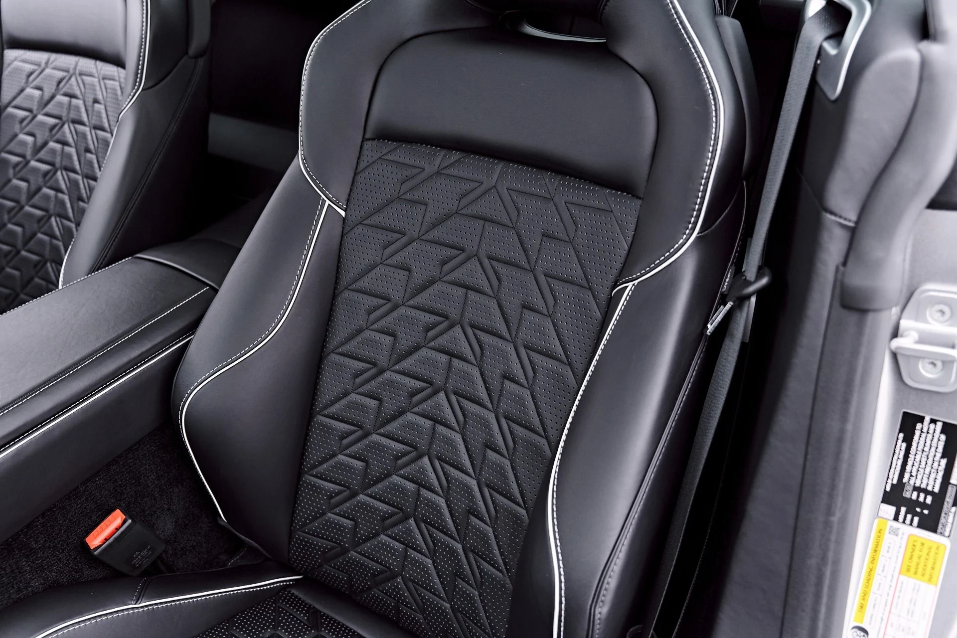 mph050_3090536362_Used_2025_Aston_Martin_Vanquish_V12_1786045854_a4ad5f1d3e