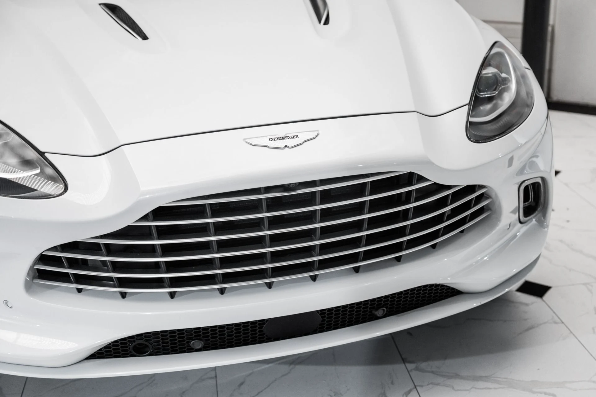 mph050_3169509174_Used_2023_Aston_Martin_DBX_1759420185_e909c5f188