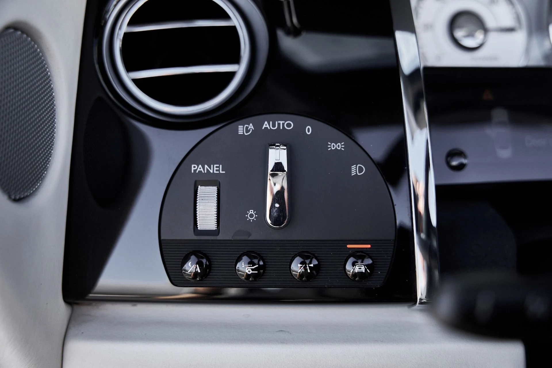 mph050_3205885396_Used_2016_Rolls_Royce_Dawn_Base_1770086756_e438e5366c