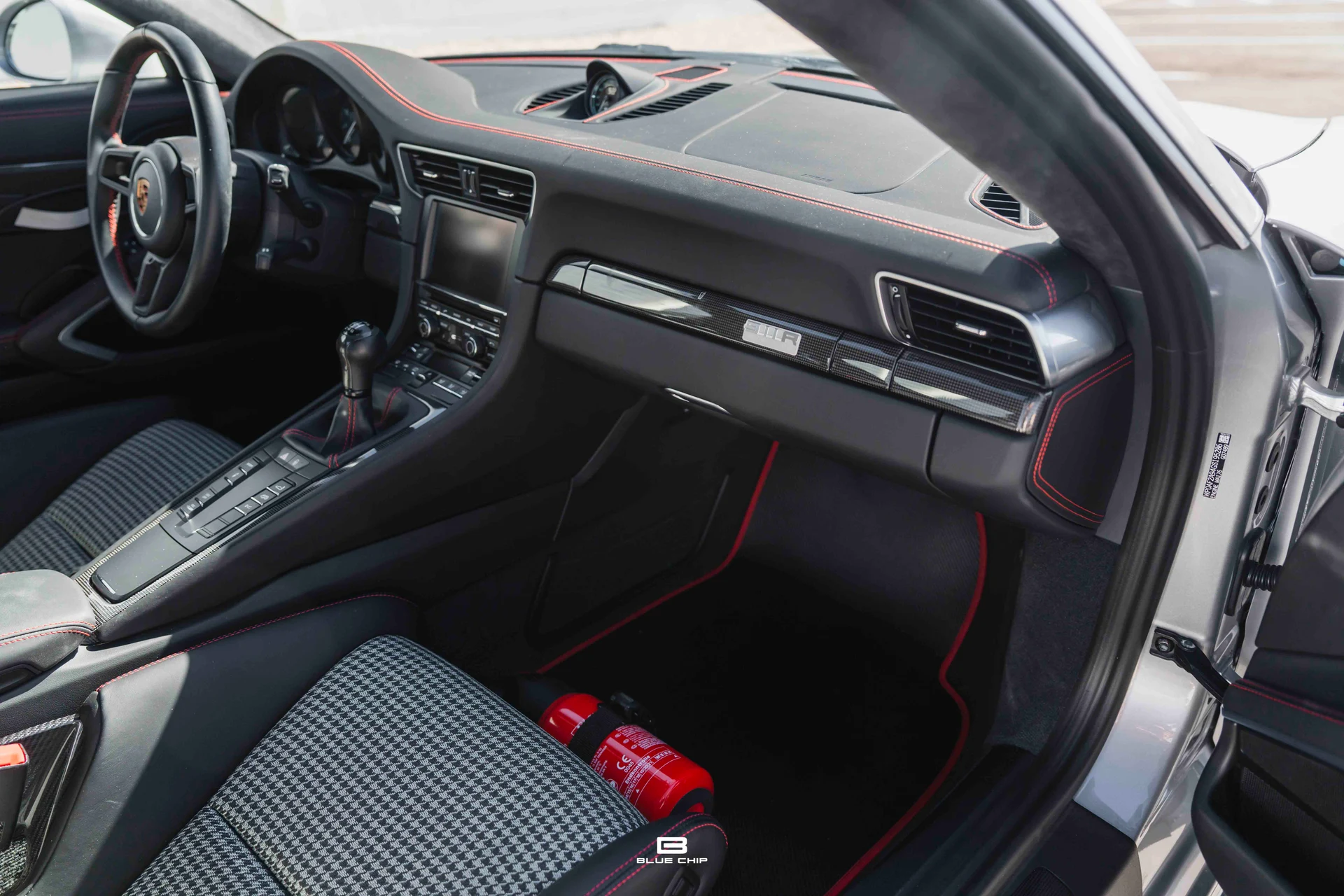 mph050_3304050536_6a2c7e12098734ae4684332e_2016_Porsche_911_R_51_63c925c977