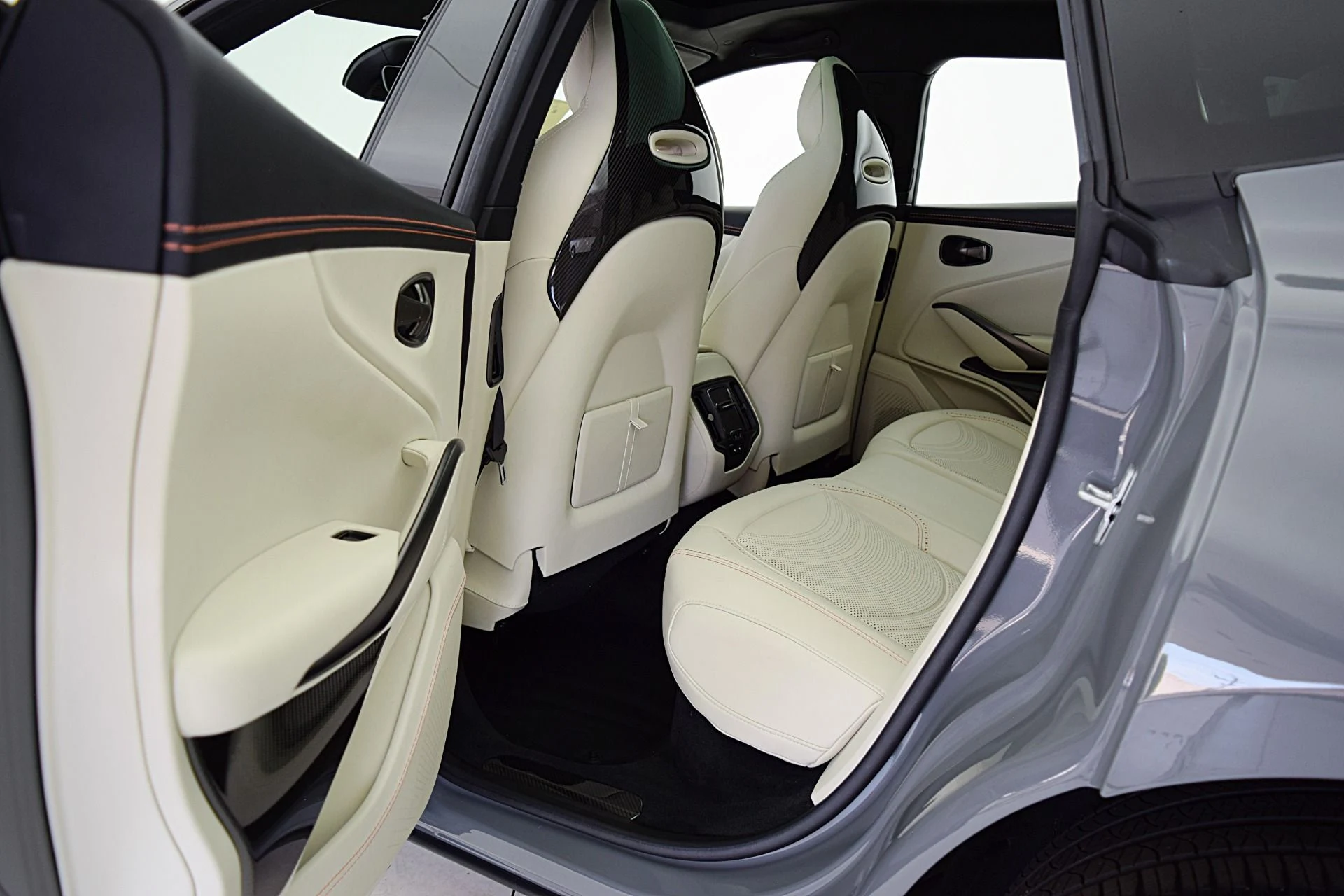 mph050_332167986_Used_2022_Aston_Martin_DBX_2fe036dd70