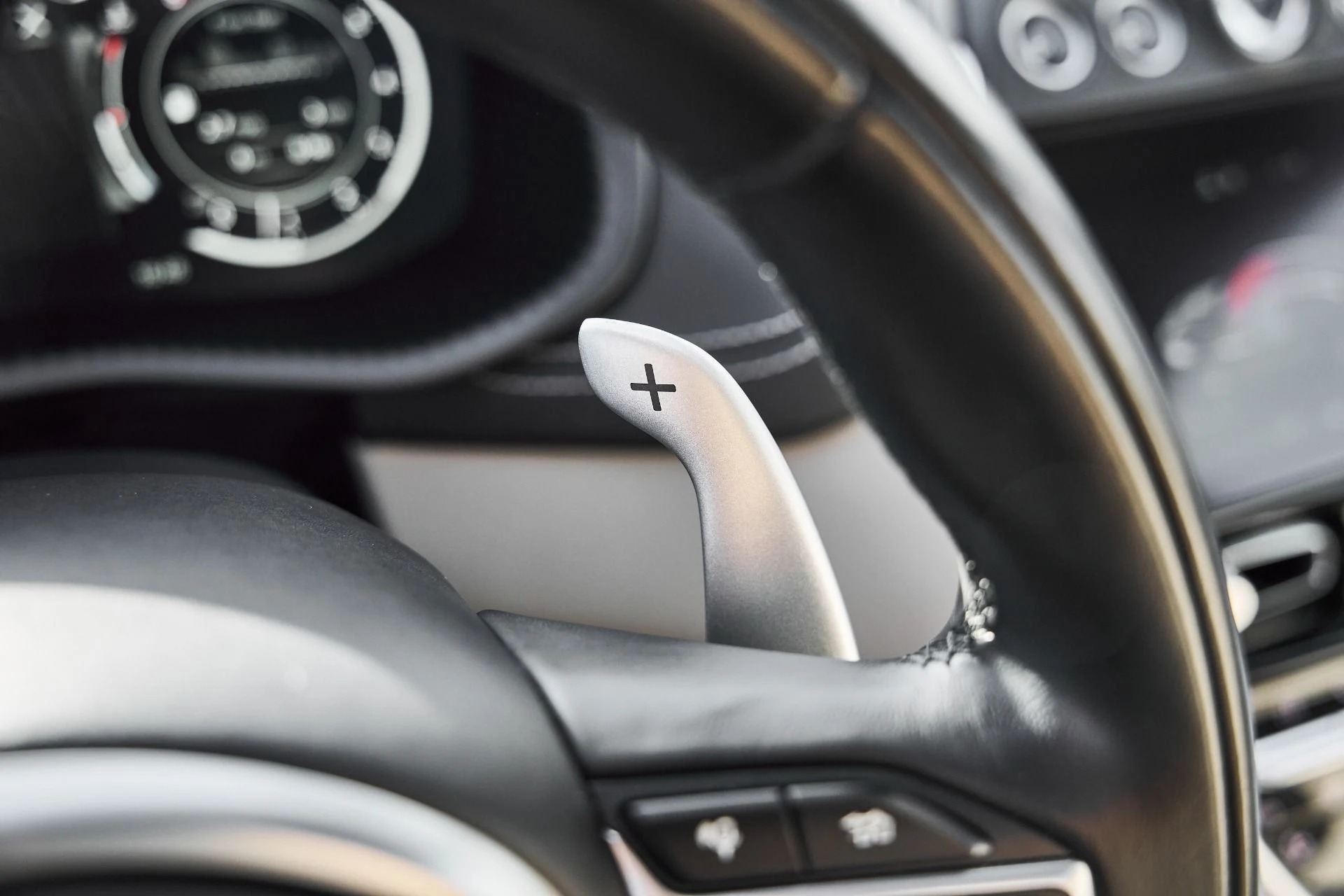 mph050_3376438399_Used_2023_Aston_Martin_DBX_707_1774652461_94ddaceef1