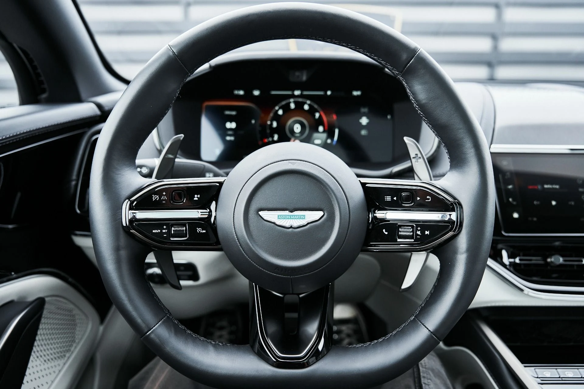 mph050_3430746592_Used_2025_Aston_Martin_DBX_707_1775008019_26658250b3