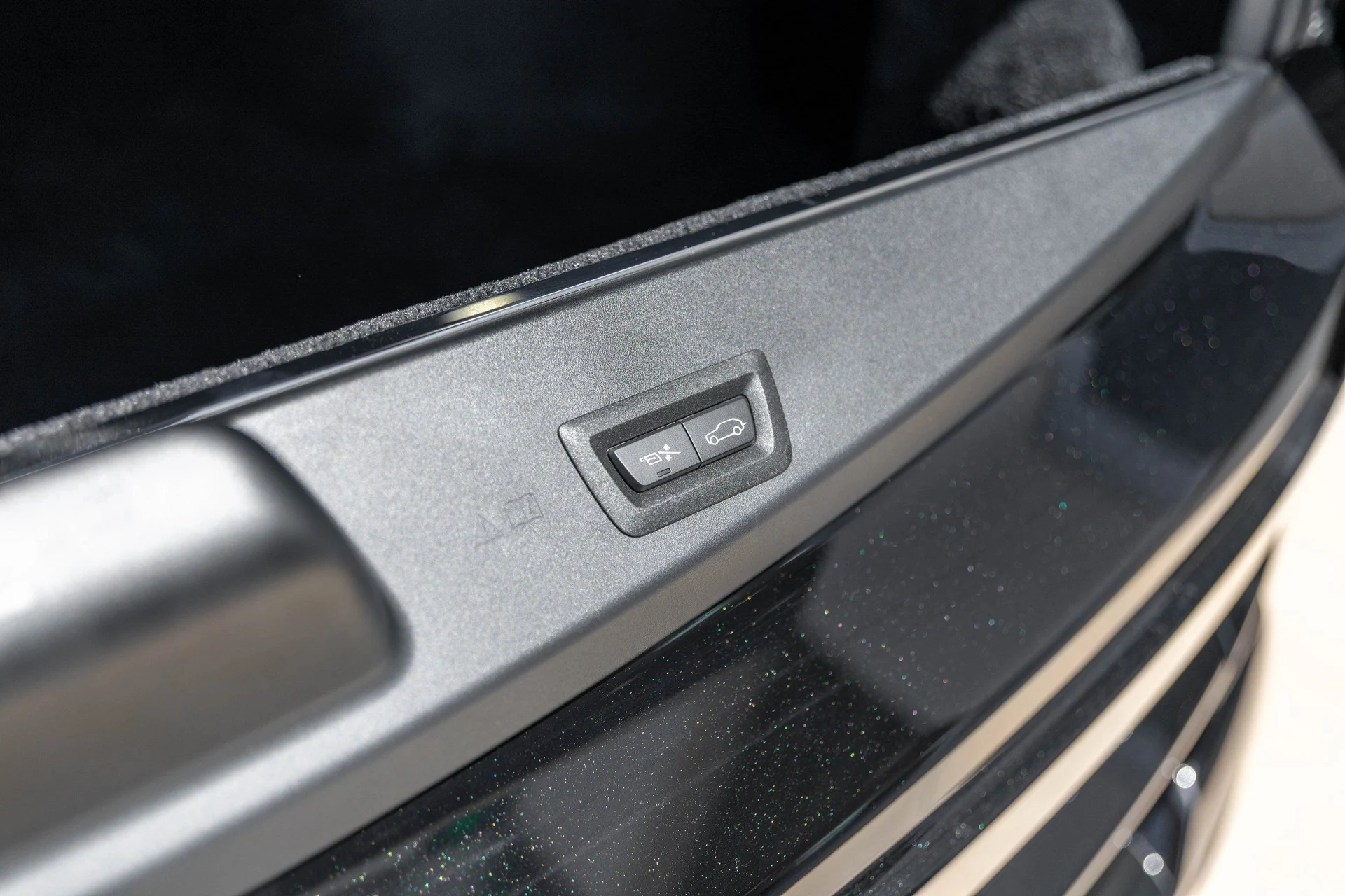 mph050_353620846_Hi_Tech_Luxury_Imports_LLC_SLA_33_HA_07_VU_236993_image_50_4ab4e3187f