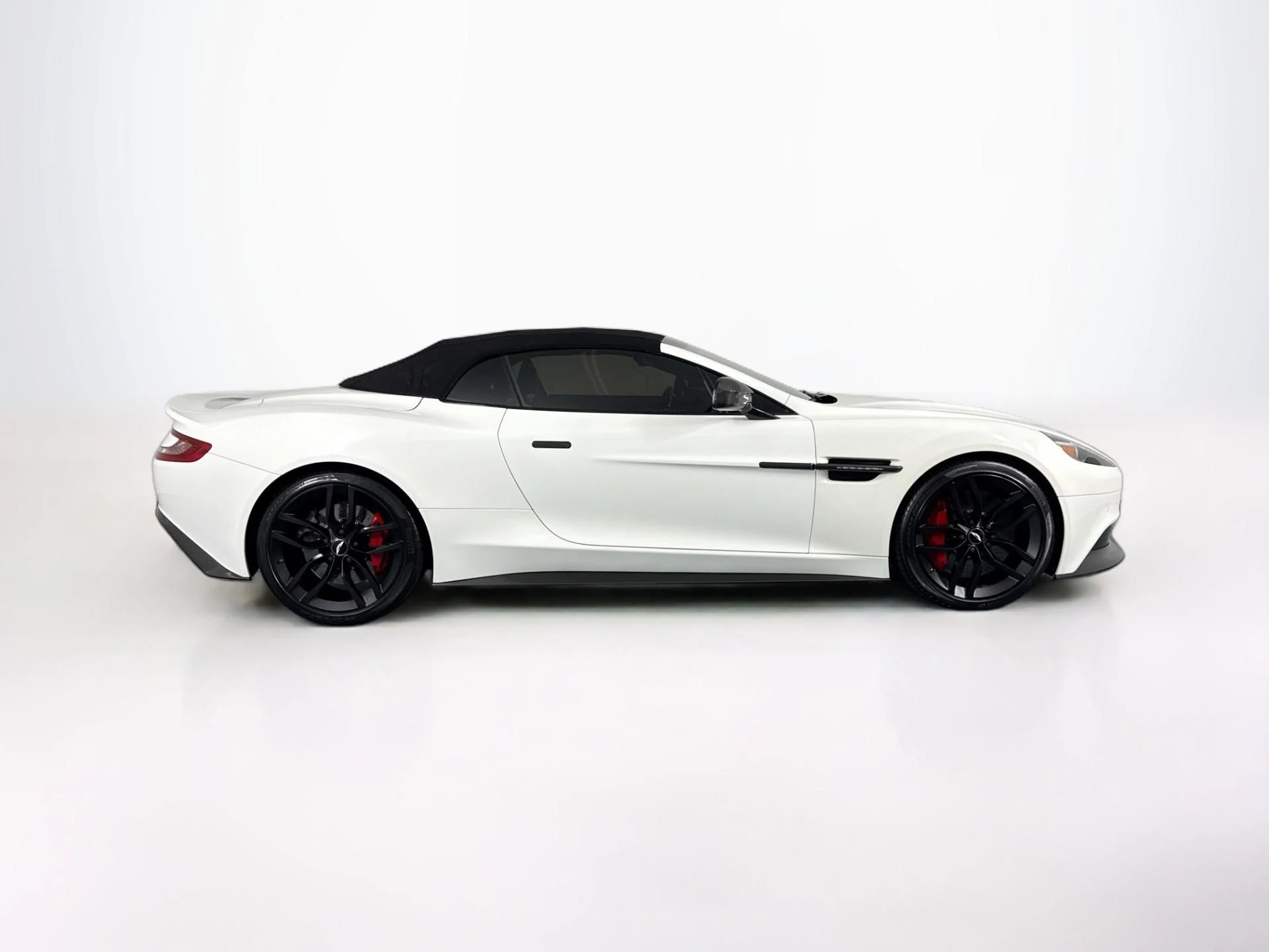 mph050_3576052687_Used_2015_Aston_Martin_Vanquish_Volante_1782334120_491b86776e